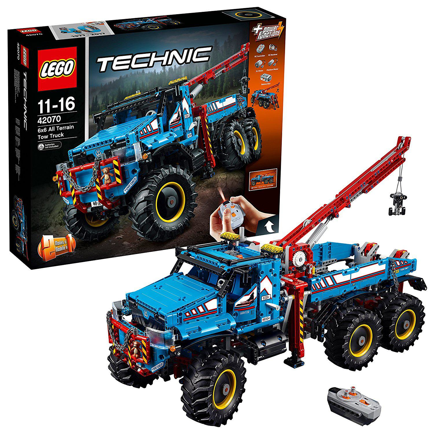 Pudełko zestawu lawety Lego Technic. Pudełko przedstawia niebieską ciężarówkę z czerwoną żurawiem holowniczym i logo Lego.