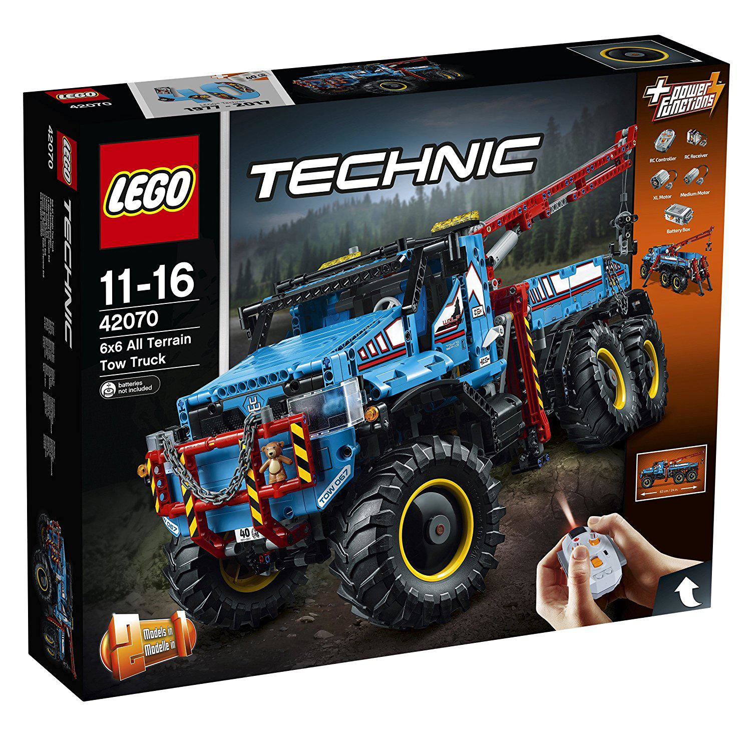 Zestaw Lego Technic: duża niebieska laweta z czerwonym ramieniem dźwigu.