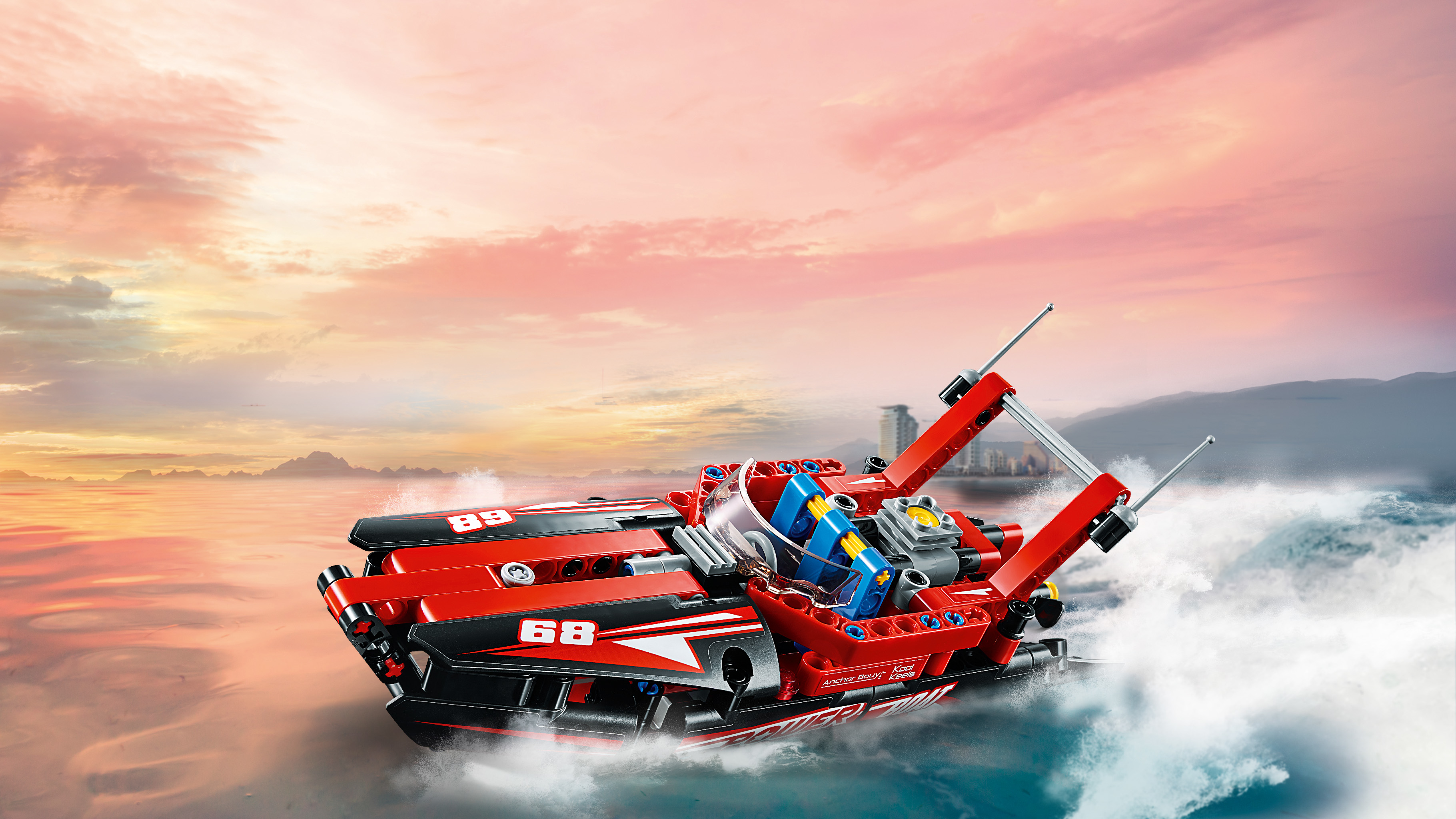 Set Lego Technic motoscafo da corsa rosso e nero, che sfreccia sull'acqua sotto un cielo colorato.