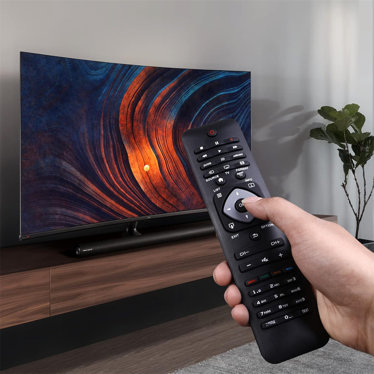 Hand hält schwarze Fernbedienung, zeigt auf gebogenen Fernseher. Holzschrank, modernes Design.