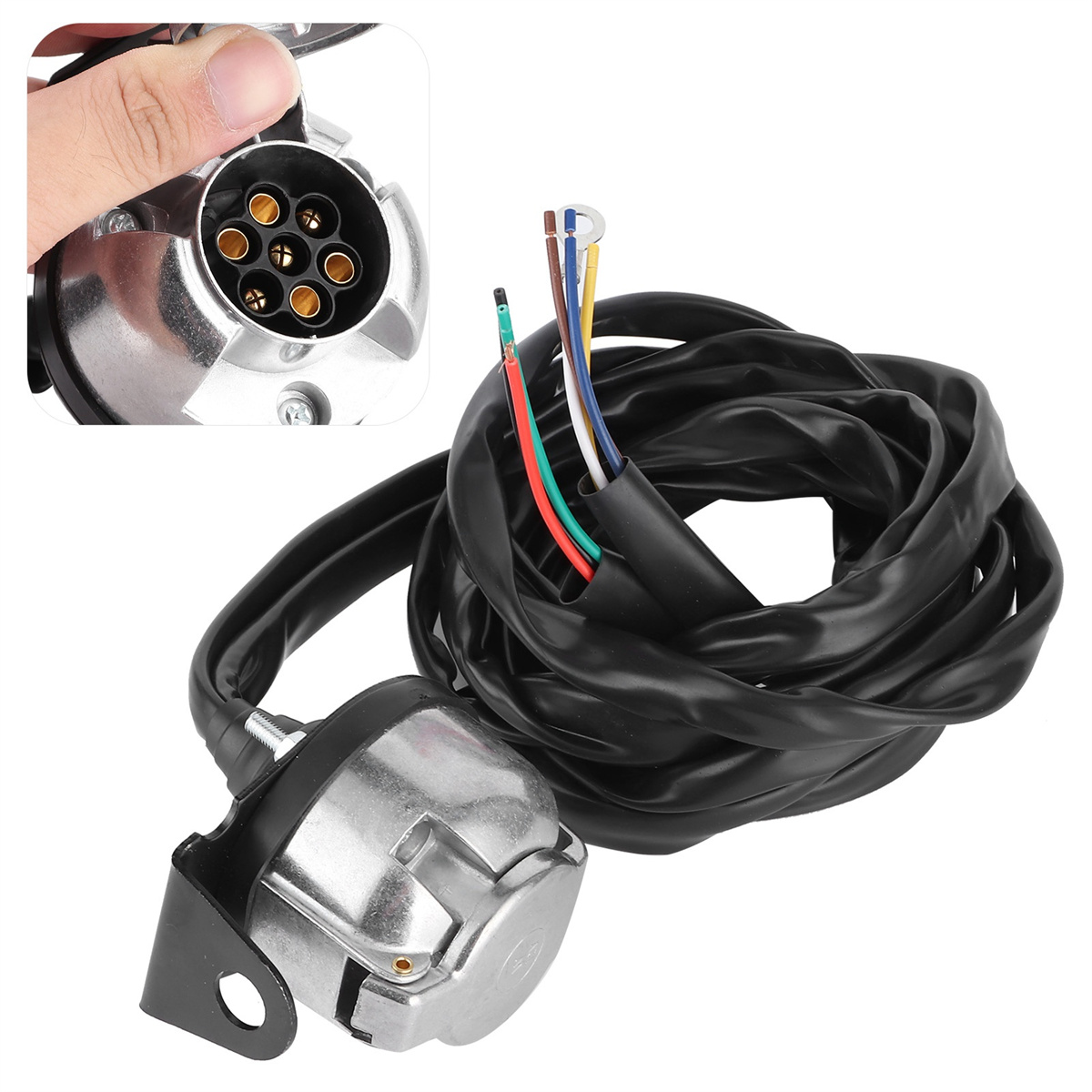 Anhängerstecker mit Kabeln. Hand hält den Stecker. Schwarze Drähte sind aufgerollt.