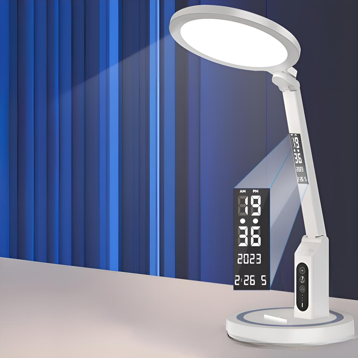 Weiße Schreibtischlampe mit Digitaluhr, die Zeit, Datum und Alarmeinstellungen anzeigt.