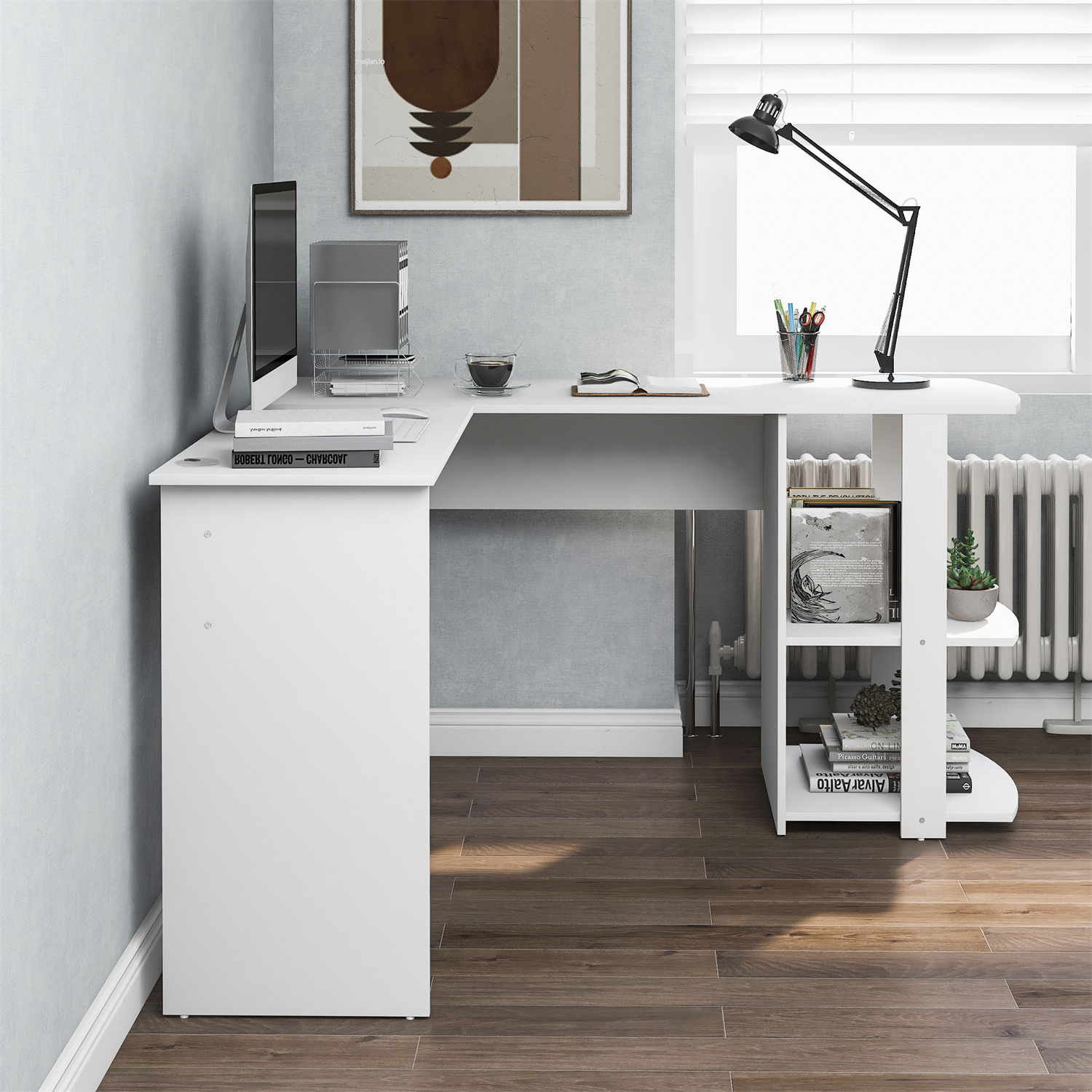 Ein weißer Schreibtisch in einem Raum. Er hat einen Computer, Bücher und eine Lampe. Der Hintergrund ist eine Wand und ein Heizkörper.