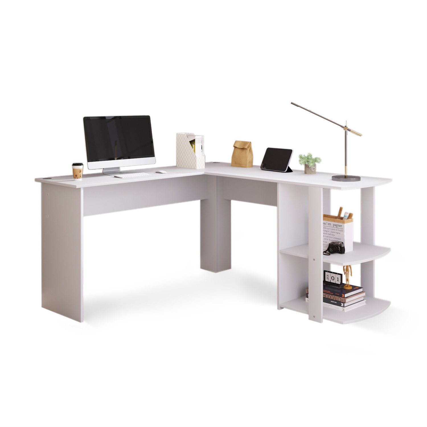 Weißer Eckschreibtisch mit Computer, Lampe und mehreren Gegenständen darauf.