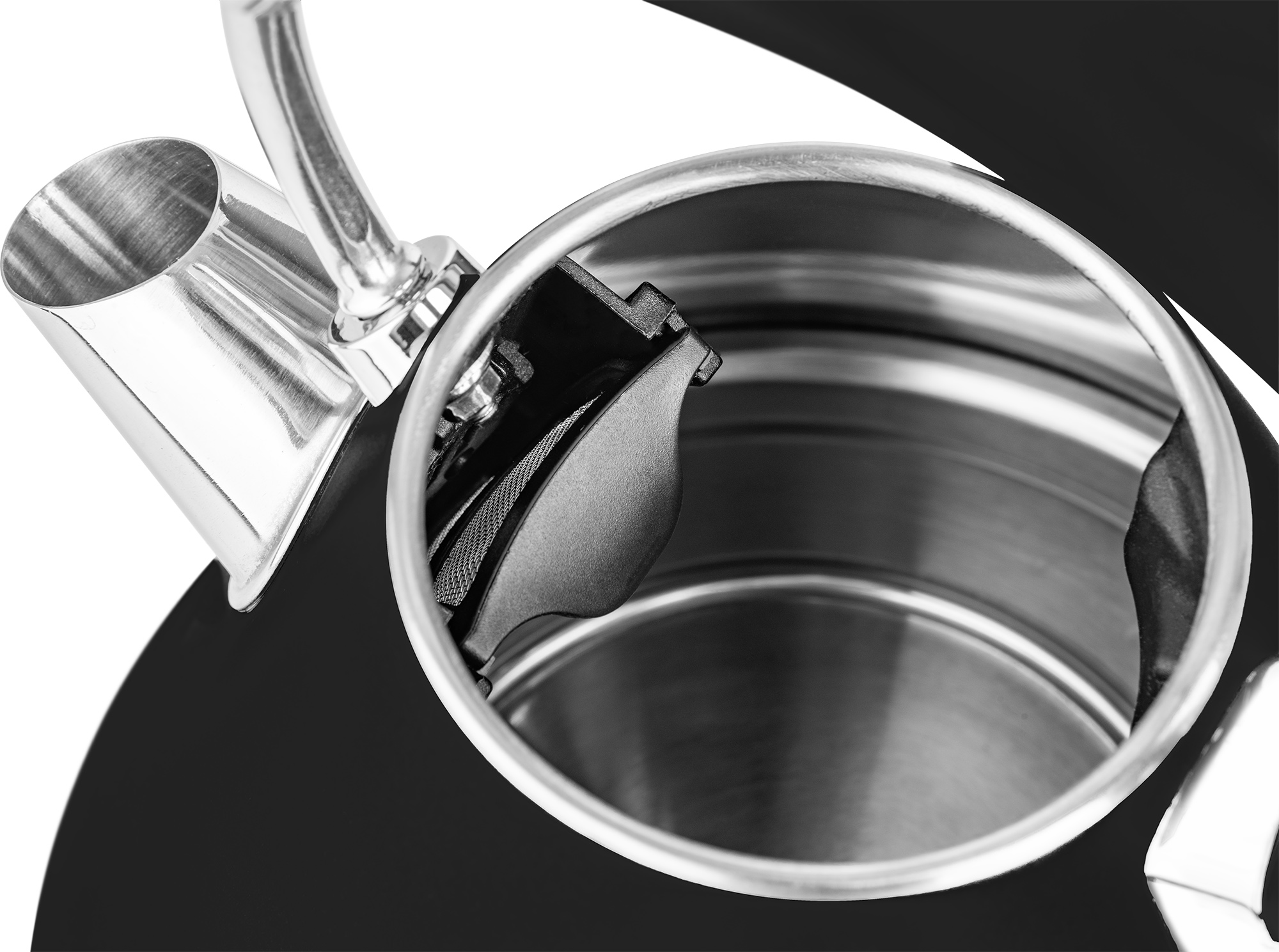 Wnętrze czajnika ze stali nierdzewnej, widok z góry, czarny plastikowy element.