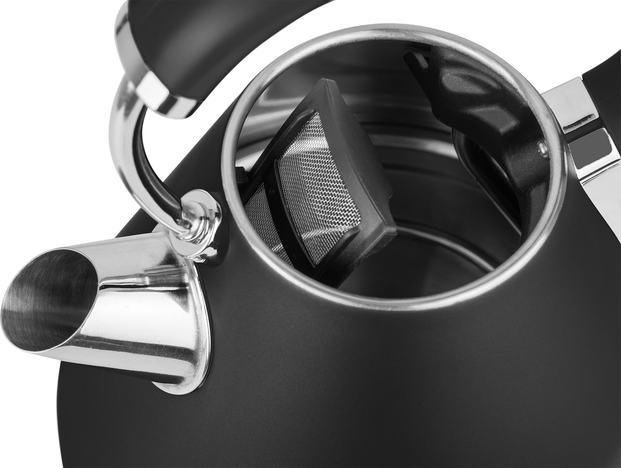 Zbliżenie wnętrza czarnego czajnika z filtrem siatkowym w środku, na czarnym tle.