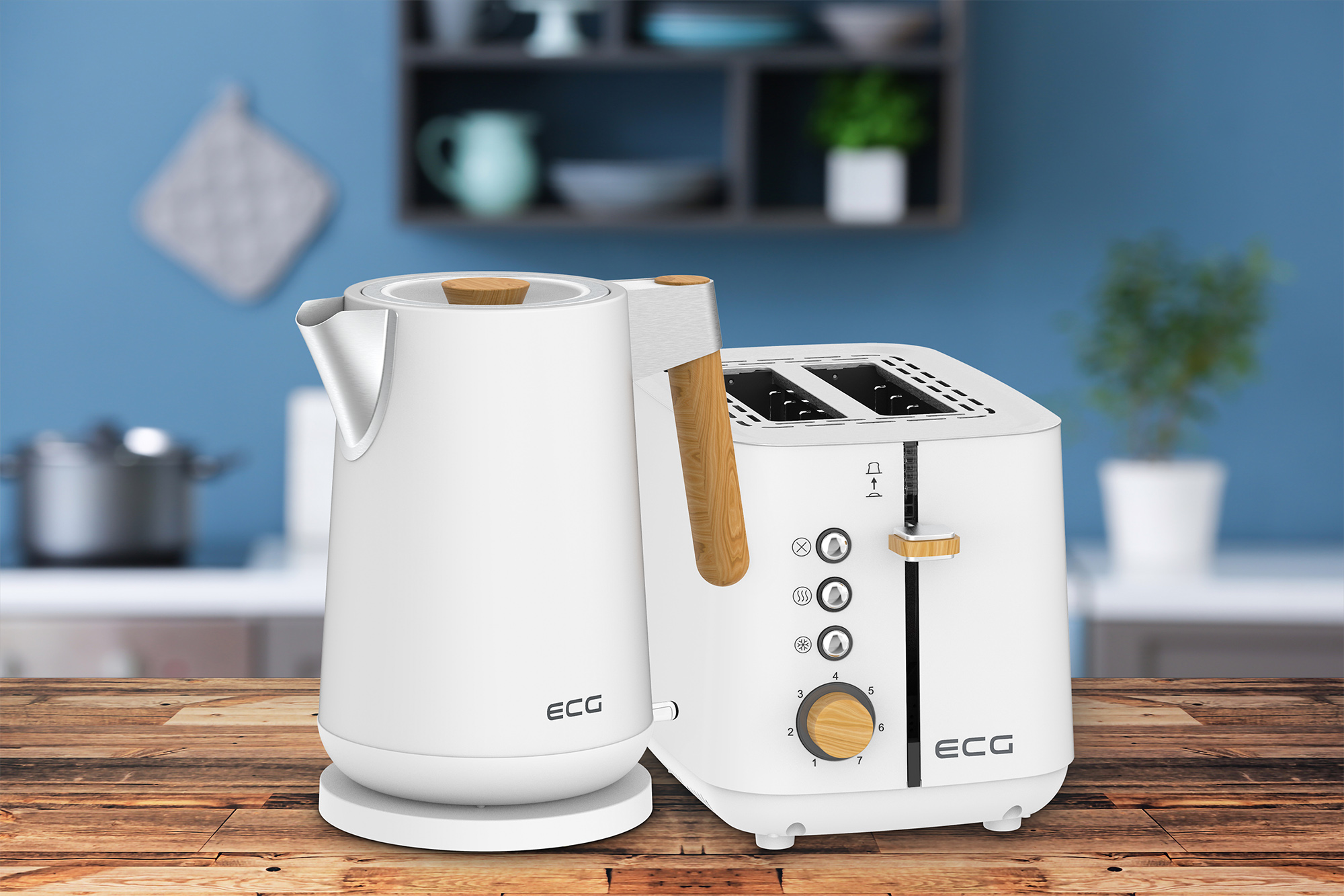 Weißes Wasserkocher- und Toaster-Set auf Holzoberfläche vor blauem Küchenhintergrund.