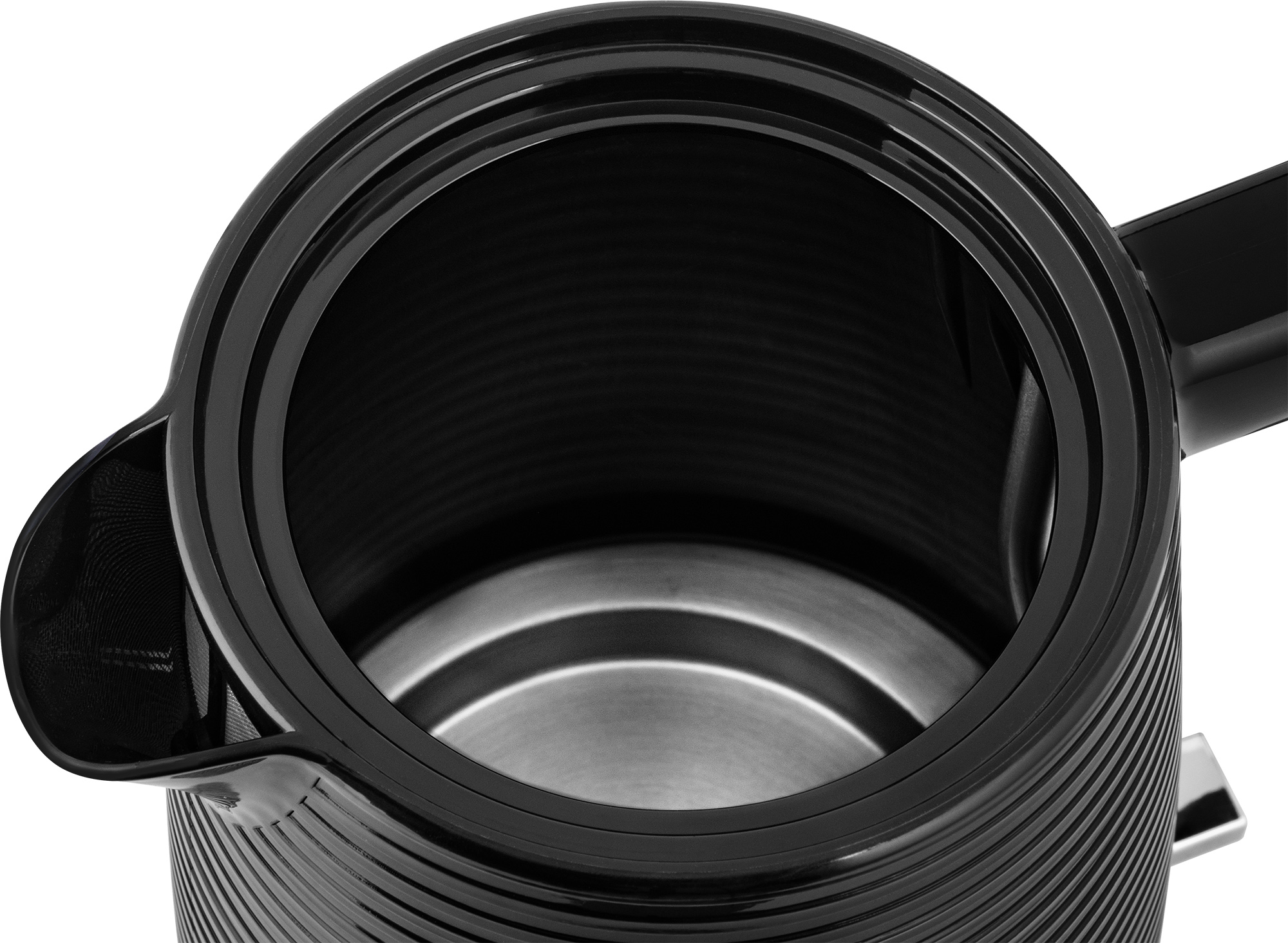 Wnętrze czarnego czajnika elektrycznego. Żebrowane ściany, dno ze stali nierdzewnej i wylewka.