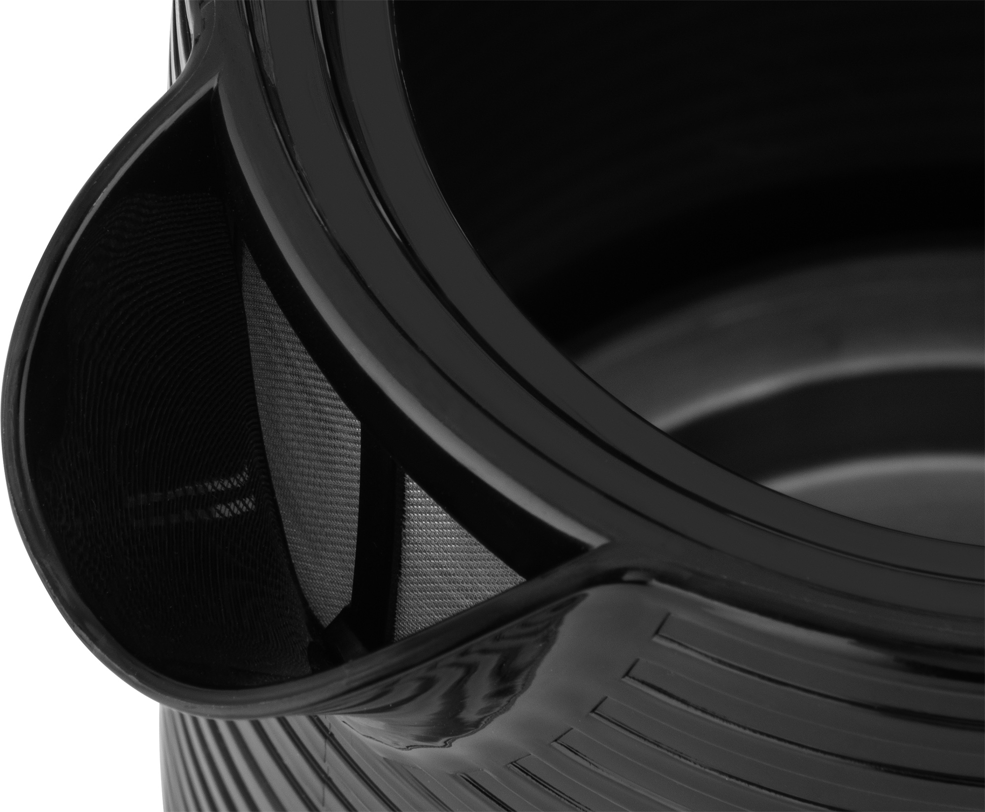 Zbliżenie czarnego filtra do kawy wewnątrz czarnego pojemnika ekspresu do kawy.