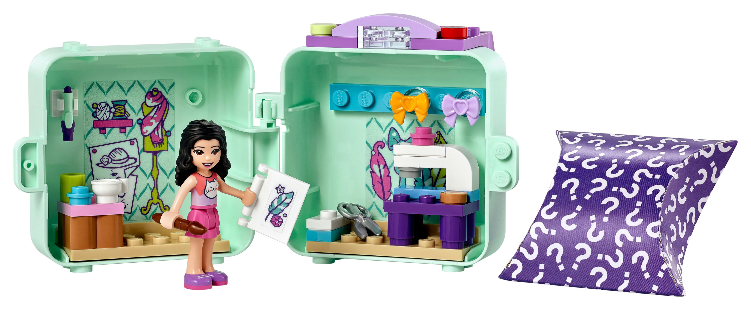 Lego Friends set met een pop, naaimachine en accessoires in een kubus.