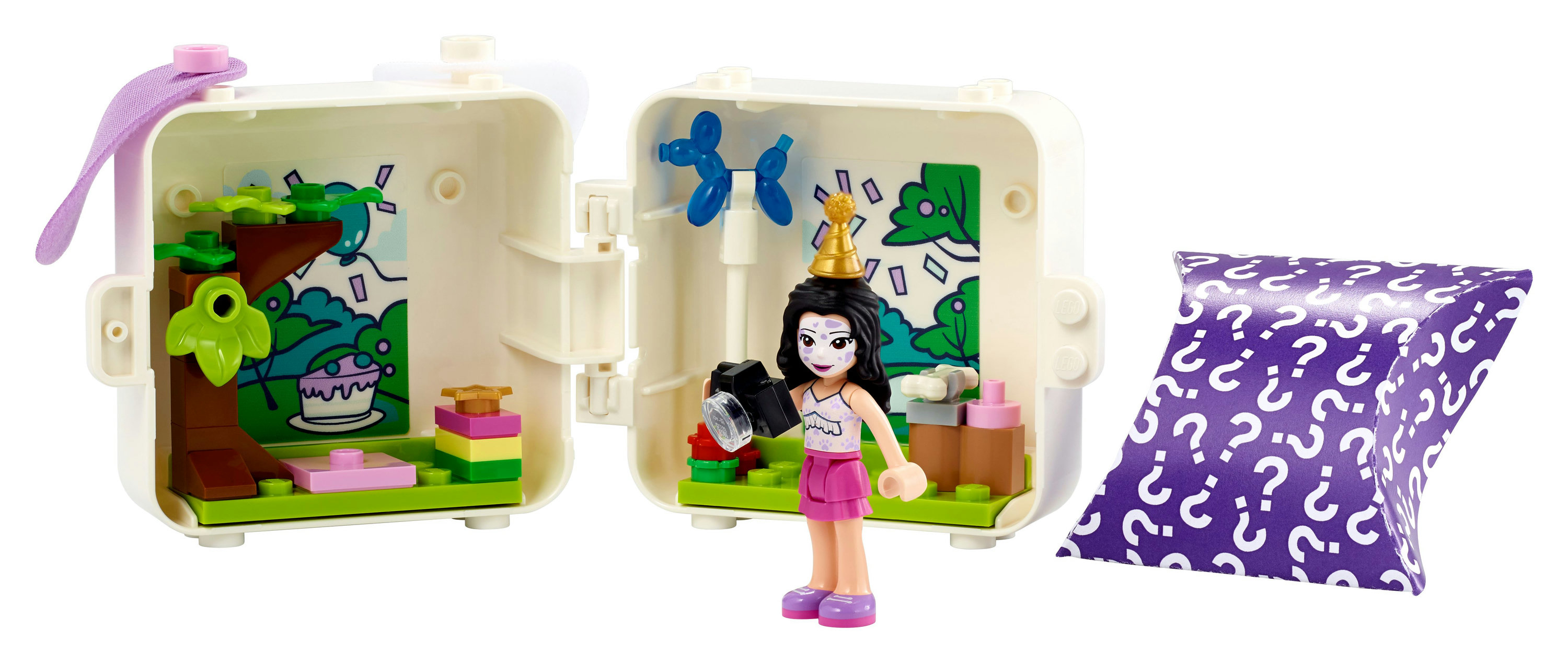 Un set Lego Friends con una minifigure, una scatola e un sacchetto a sorpresa viola.