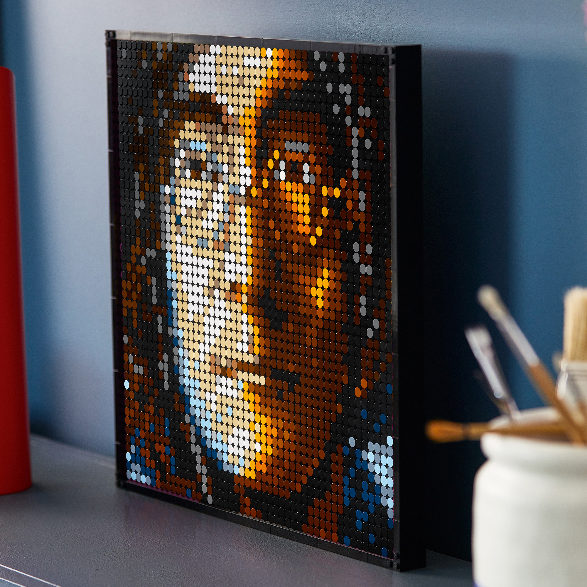 Dzieło sztuki Lego, portret z małych okrągłych klocków. Obraz przedstawia twarz.