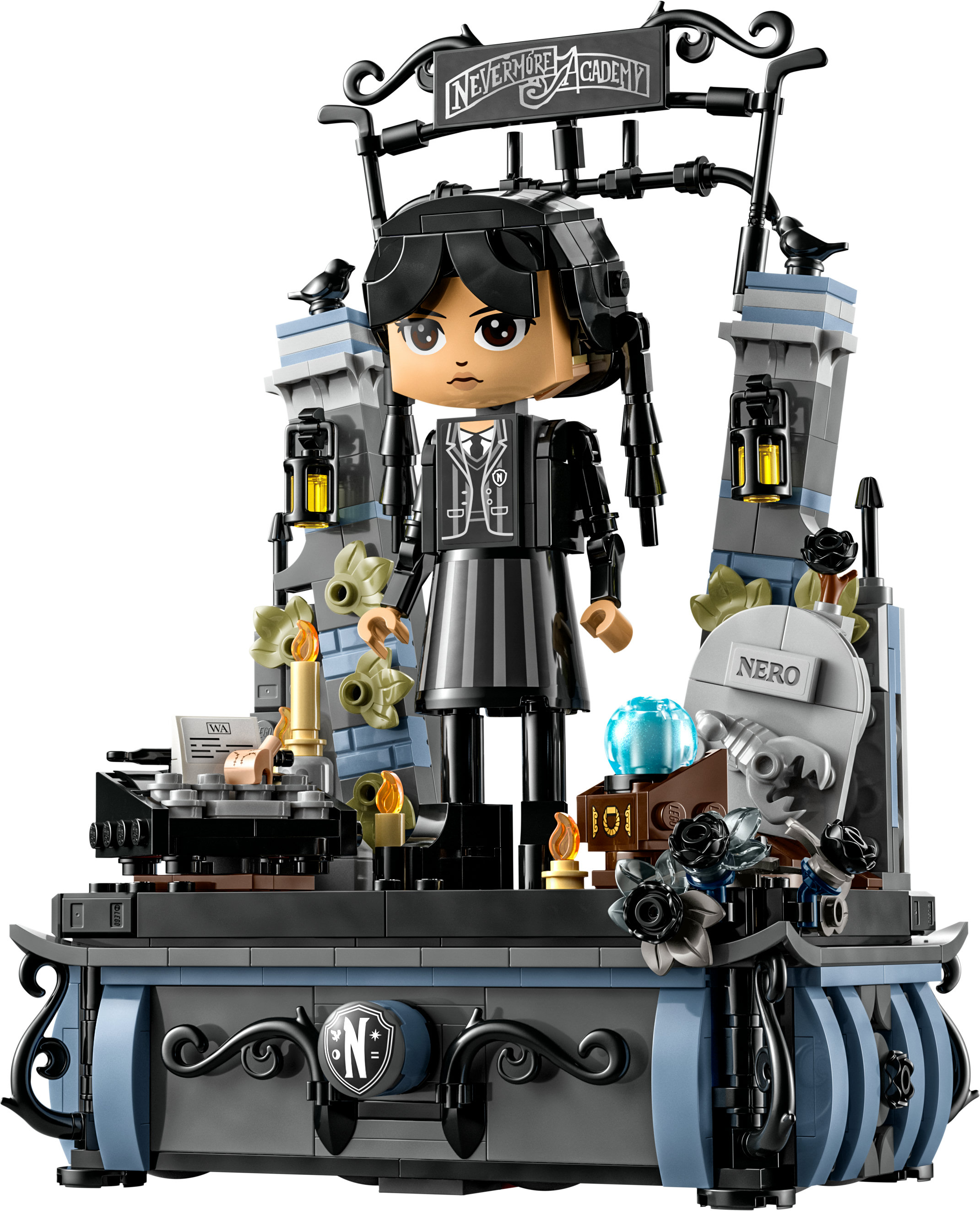 Zestaw Lego z Wednesday Addams ze znakiem Nevermore Academy i różnymi detalami.
