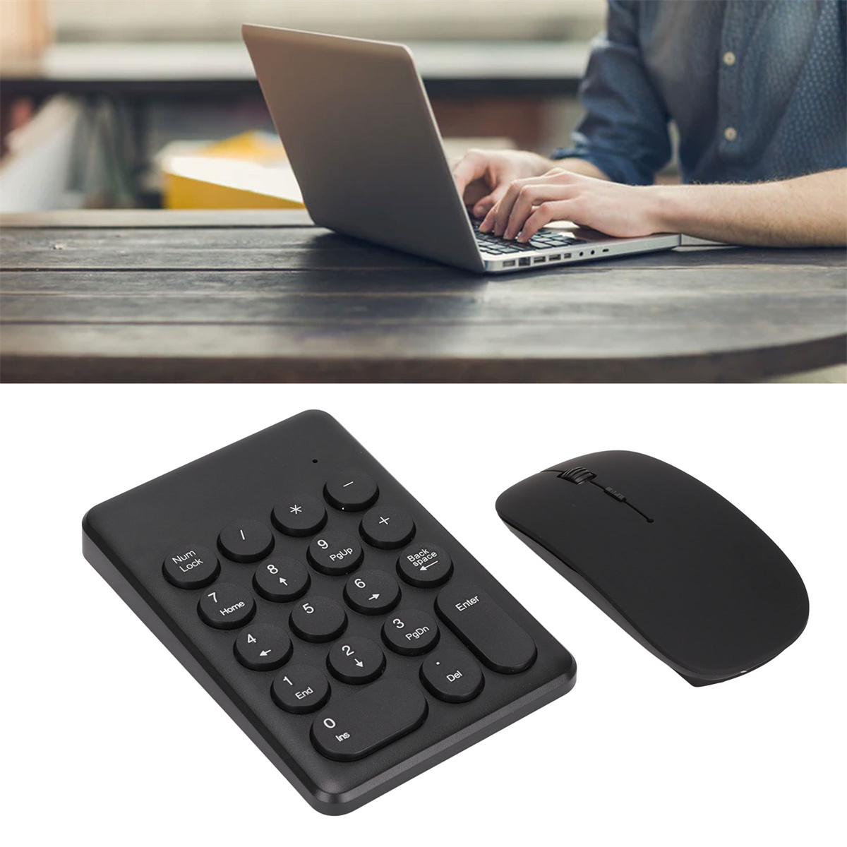 Eine Person, die einen Laptop benutzt, sowie ein schwarzes Nummernfeld und eine Maus auf einem Holztisch.