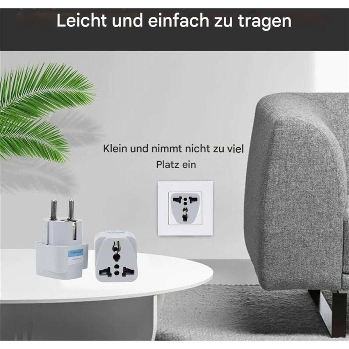 Zwei Steckdosenadapter auf einem weißen Tisch, neben einem grauen Sofa. Text sagt, leicht zu tragen, nimmt wenig Platz ein.