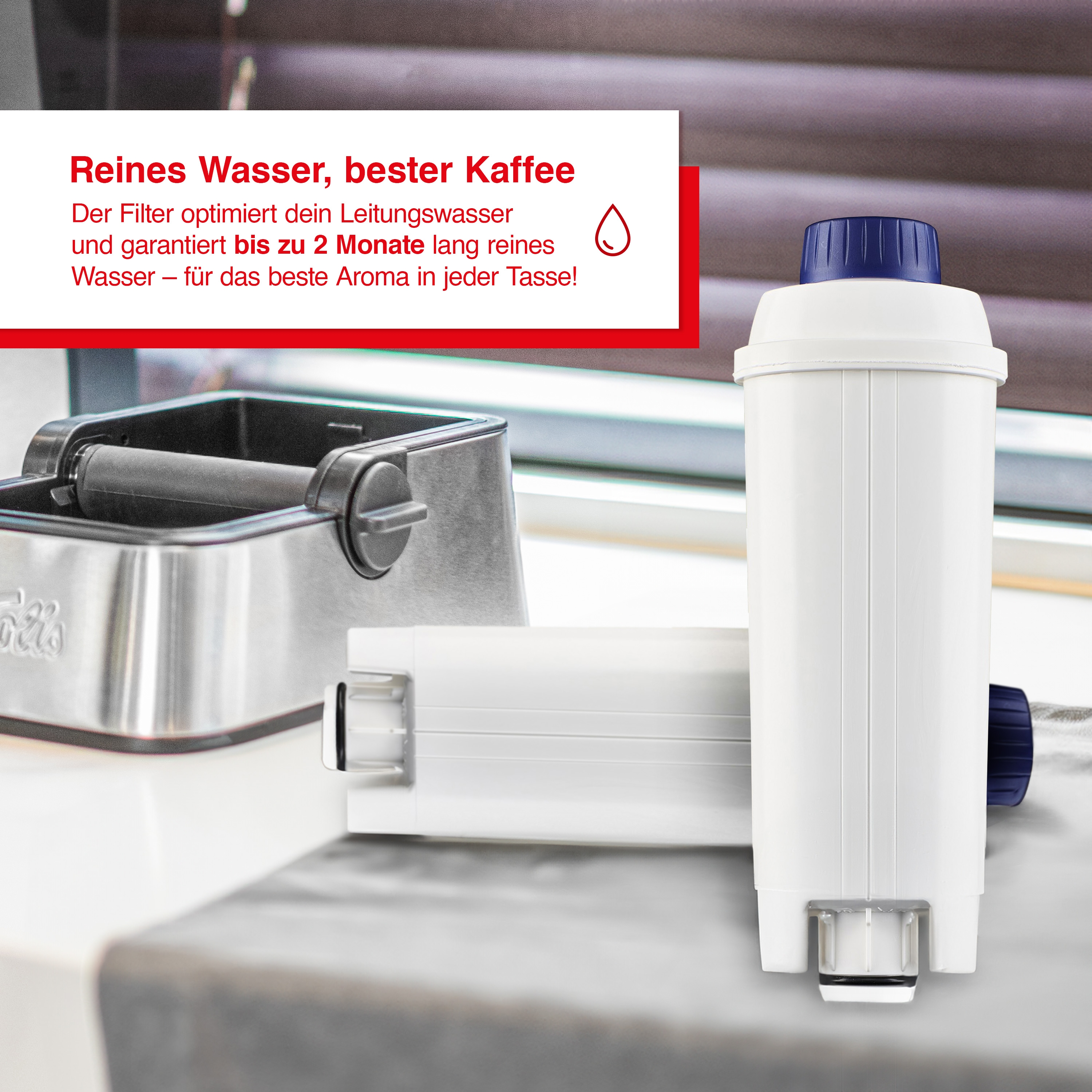 Ein weißer Wasserfilter mit blauem Deckel und eine silberne Kaffeemaschine auf einem Tisch.