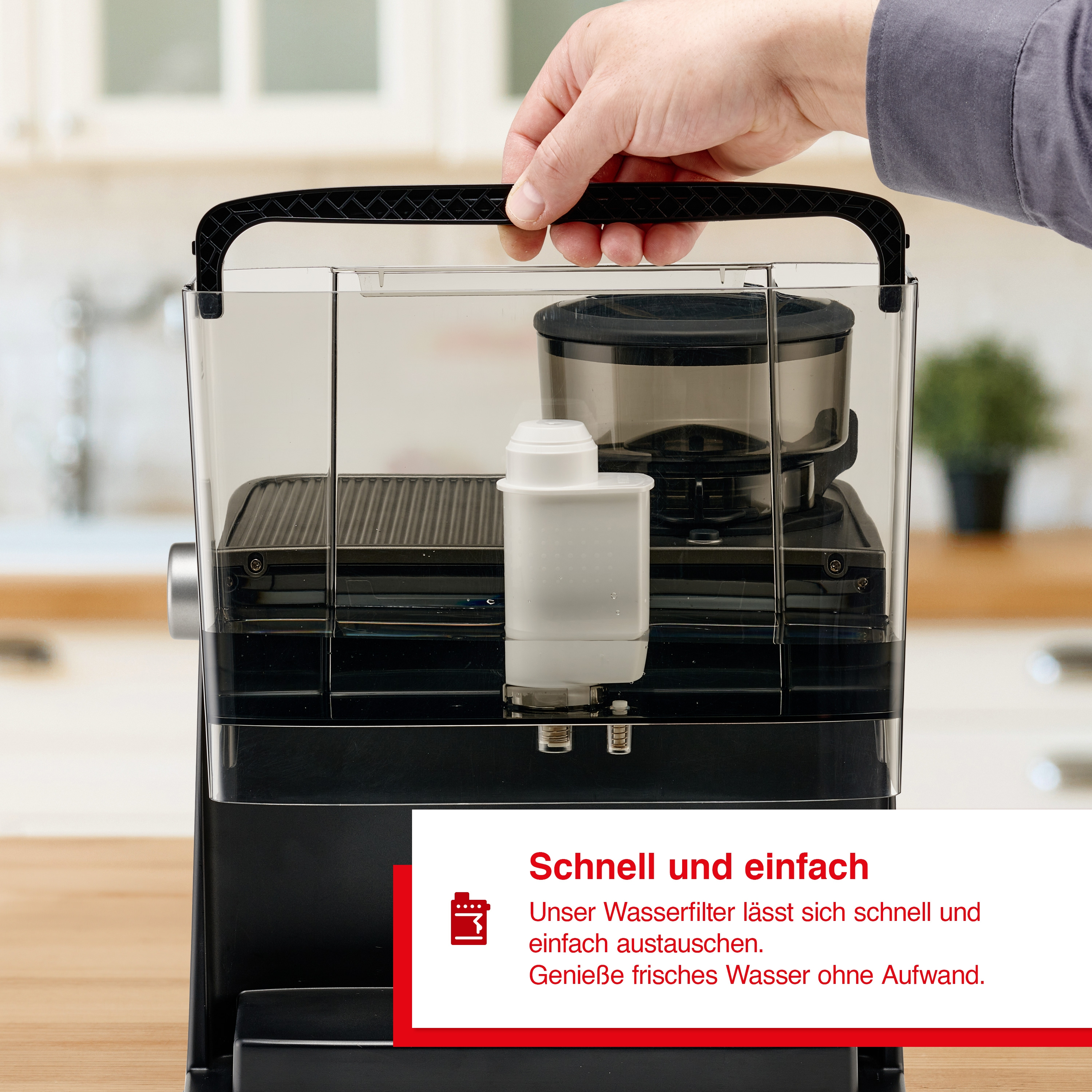 Hand hält Kaffeemaschine. Wasserfilter sichtbar. Text: Schnell und einfach. Frisches Wasser...