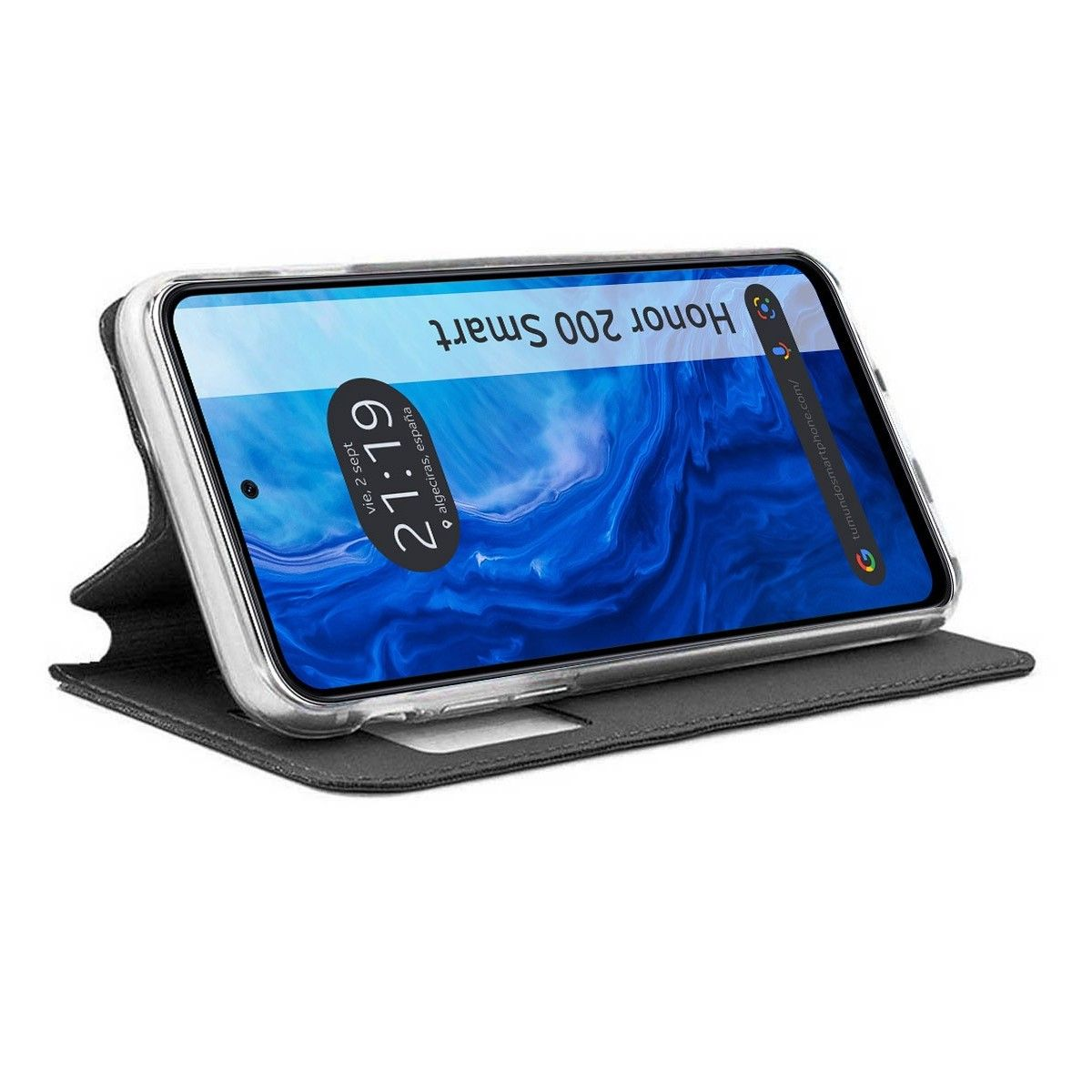 Teléfono en una funda negra, abierto, mostrando la pantalla. La pantalla muestra hora y lugar.