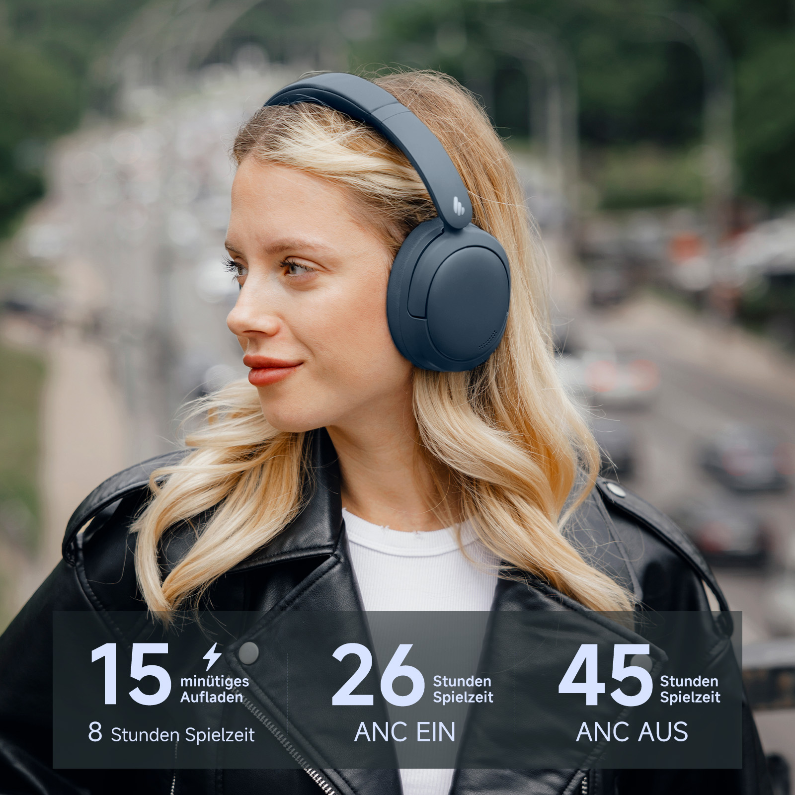Frau mit Kopfhörern, Informationen zu Ladezeit, ANC-Funktionen, auf einer Brücke mit Autos.