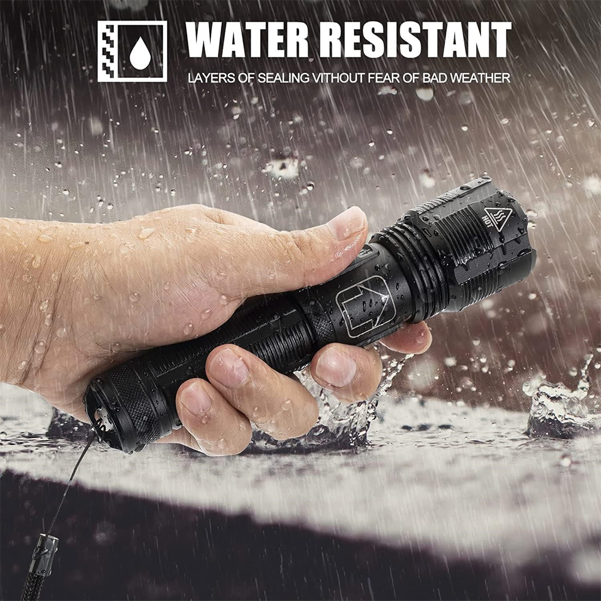 Eine schwarze Taschenlampe wird in einer Hand gehalten. Sie ist wasserdicht, Wassertropfen sind sichtbar.