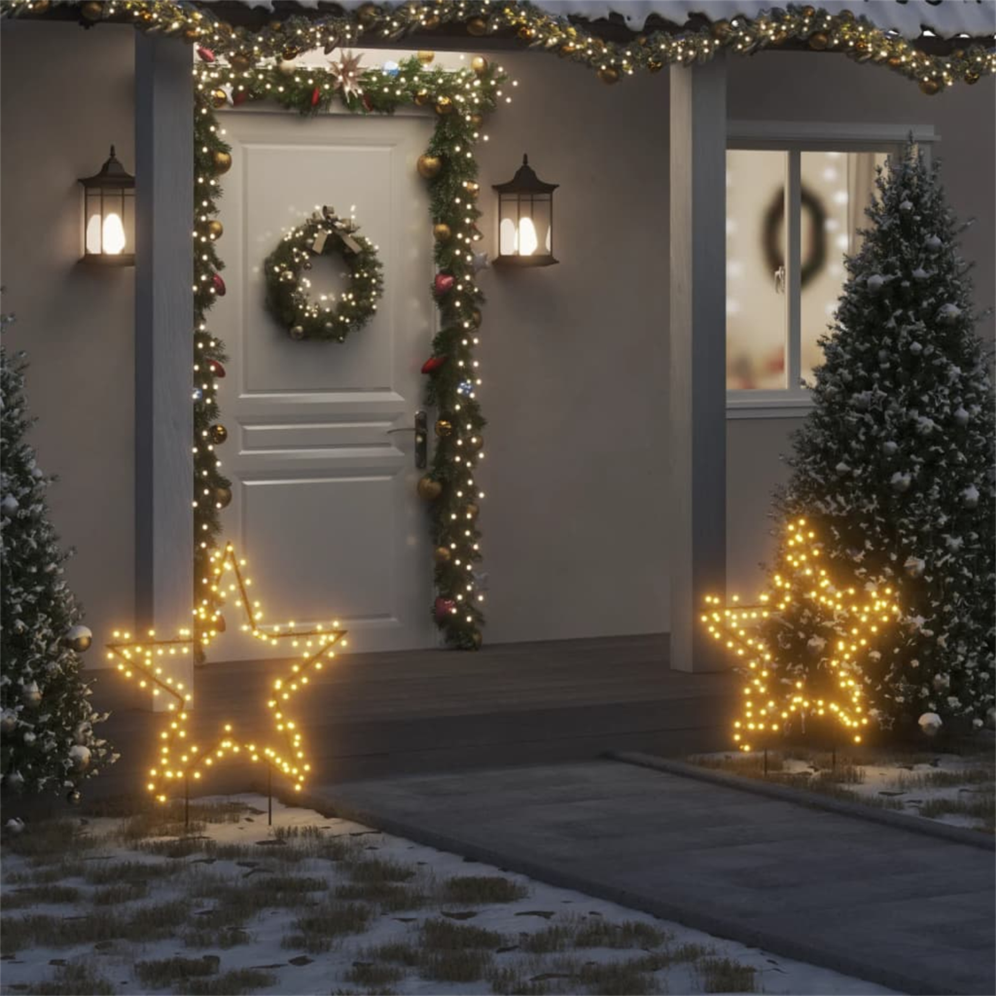 Weihnachtsbeleuchtung schmückt den Eingang eines Hauses, einschließlich sternförmiger Lichter auf dem Rasen. Ein Kranz hängt an der Tür.