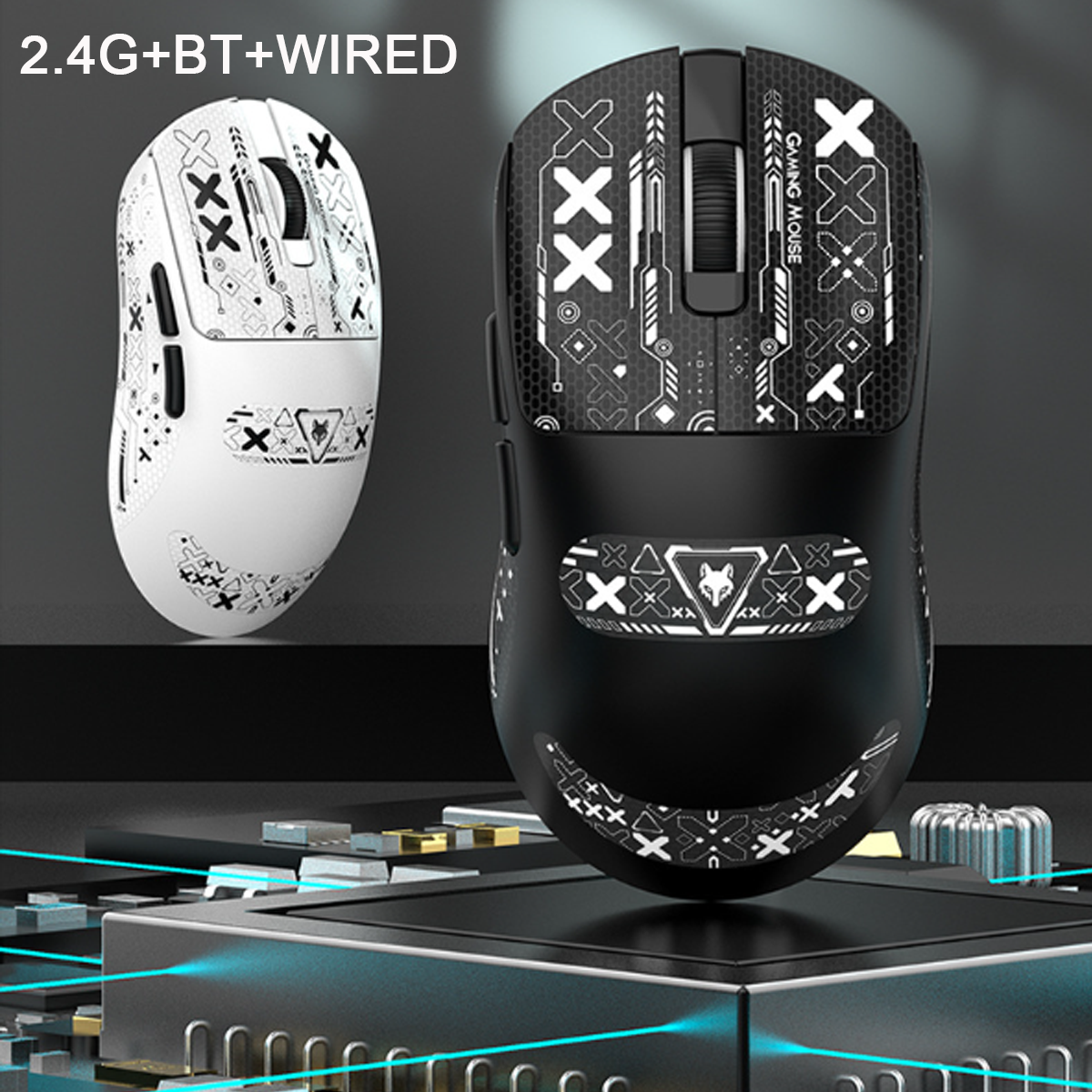 Zwei Gaming-Mäuse, eine weiß und eine schwarz, mit weißen Mustern. Auf metallischer Oberfläche.