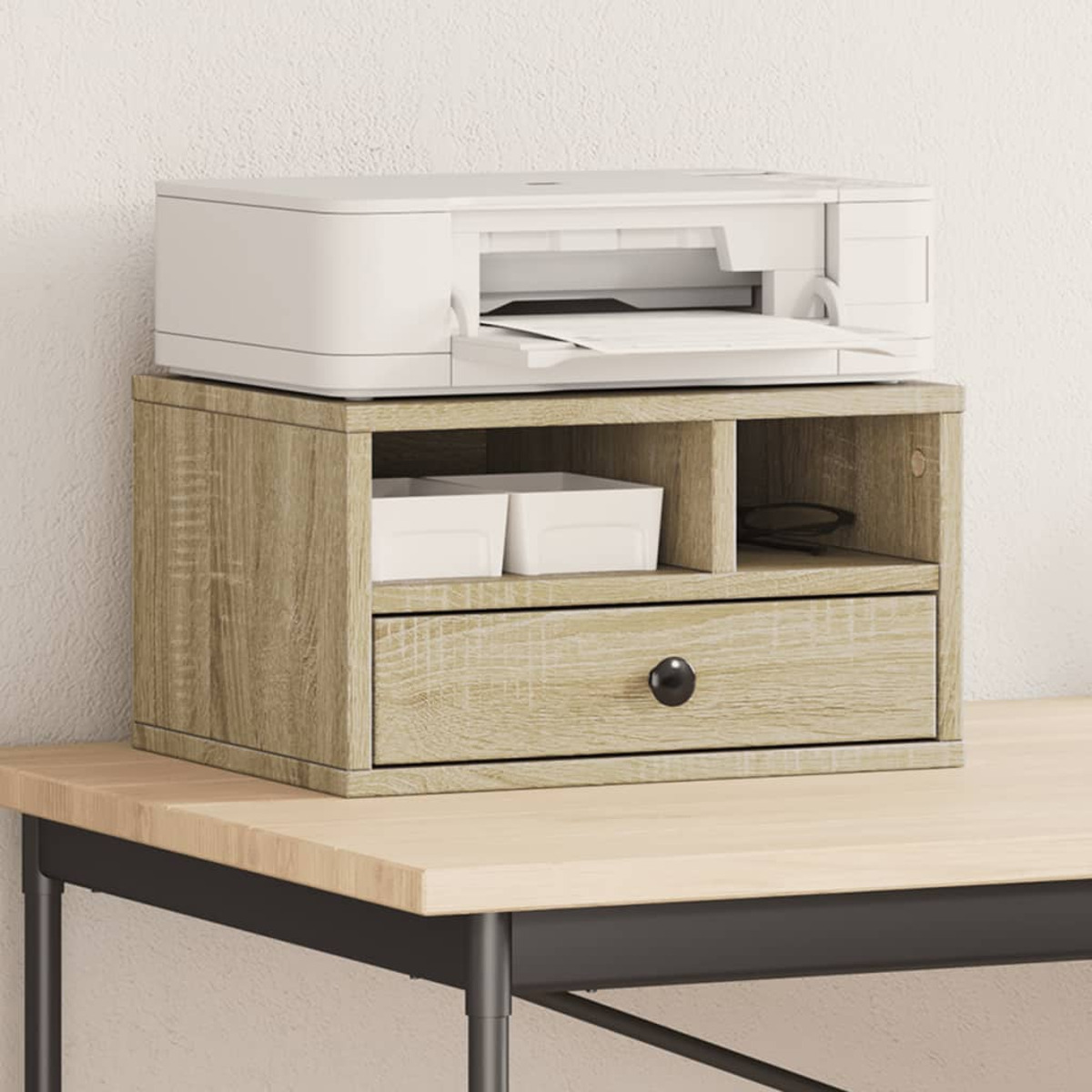 Schreibtisch-Organizer aus Holz mit Drucker, Schublade und Fächern. Weißer Hintergrund.