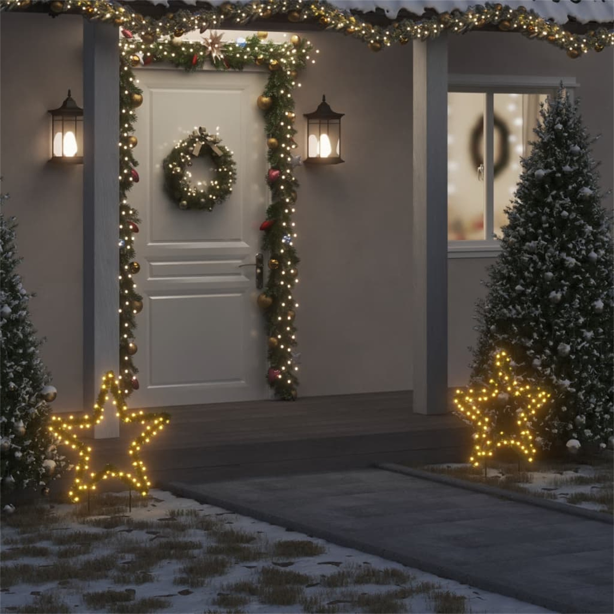 Weihnachtsdekoration. Beleuchtete sternförmige Lichter. Ein Kranz, Lichter an einer Tür und Bäume.