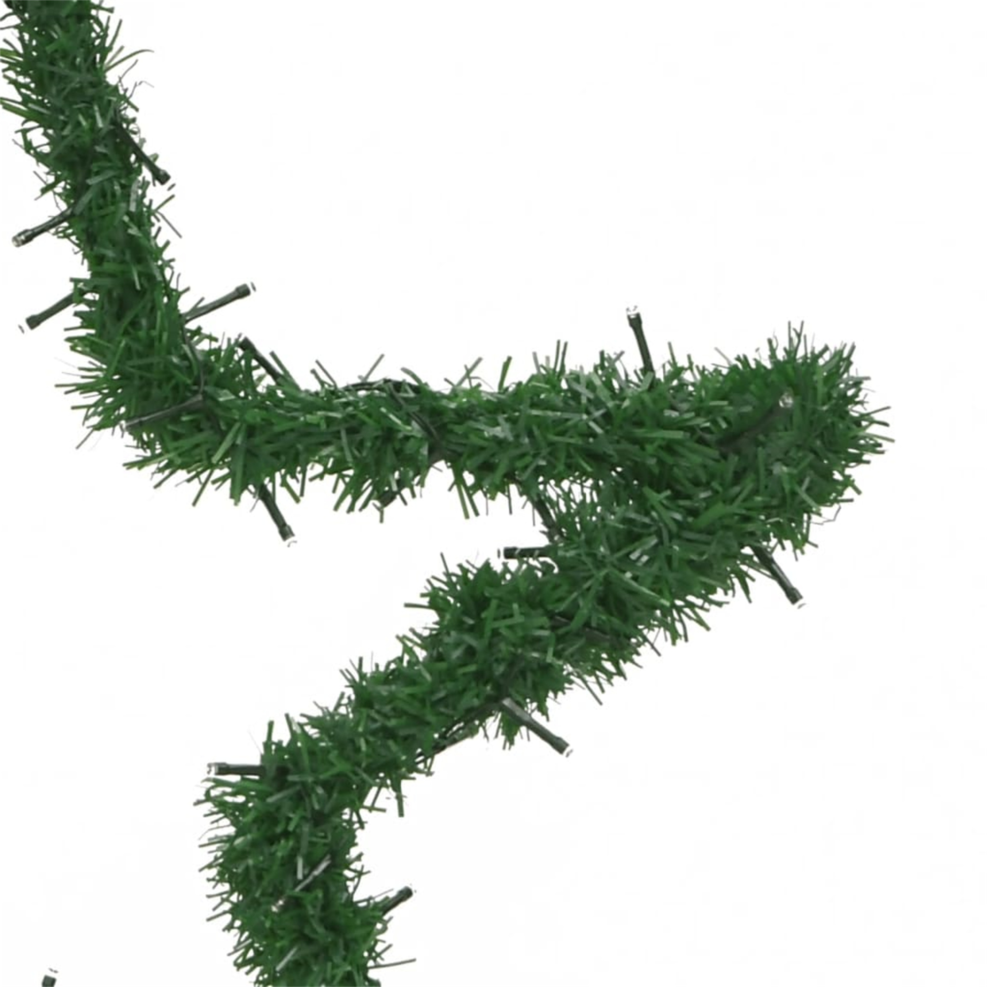 Eine grüne Weihnachts-Girlande mit kleinen Lichtern, vor weißem Hintergrund. Die Girlande ist wellenförmig.