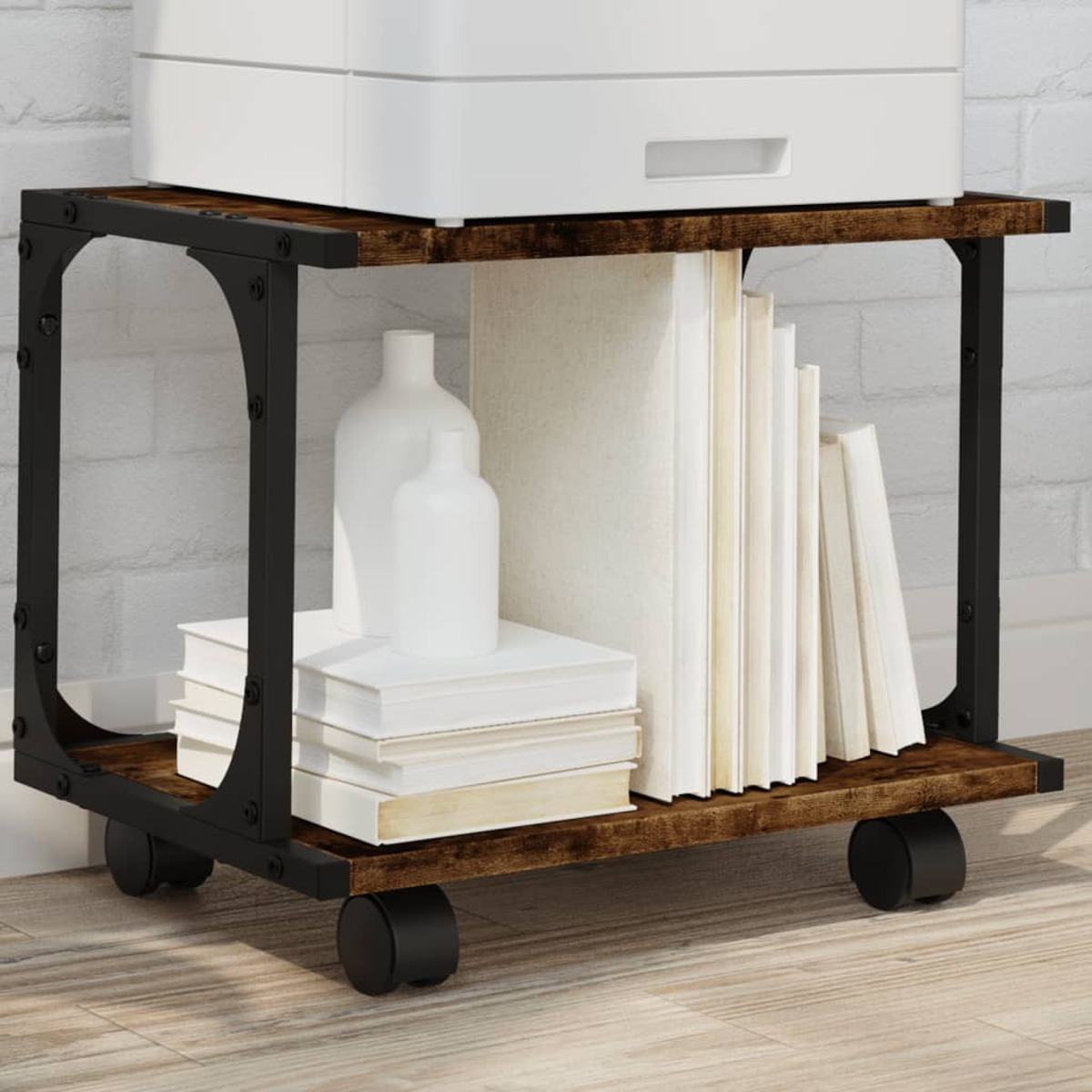 Ein Rollwagen aus Holz, Metall, weißen Vasen und Büchern.