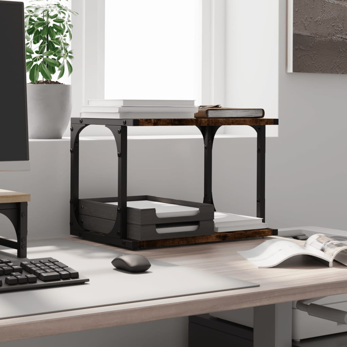 Schreibtisch-Organizer aus Holz auf einem Schreibtisch mit Computer, Fenster im Hintergrund. Bücher und Papier liegen darauf.