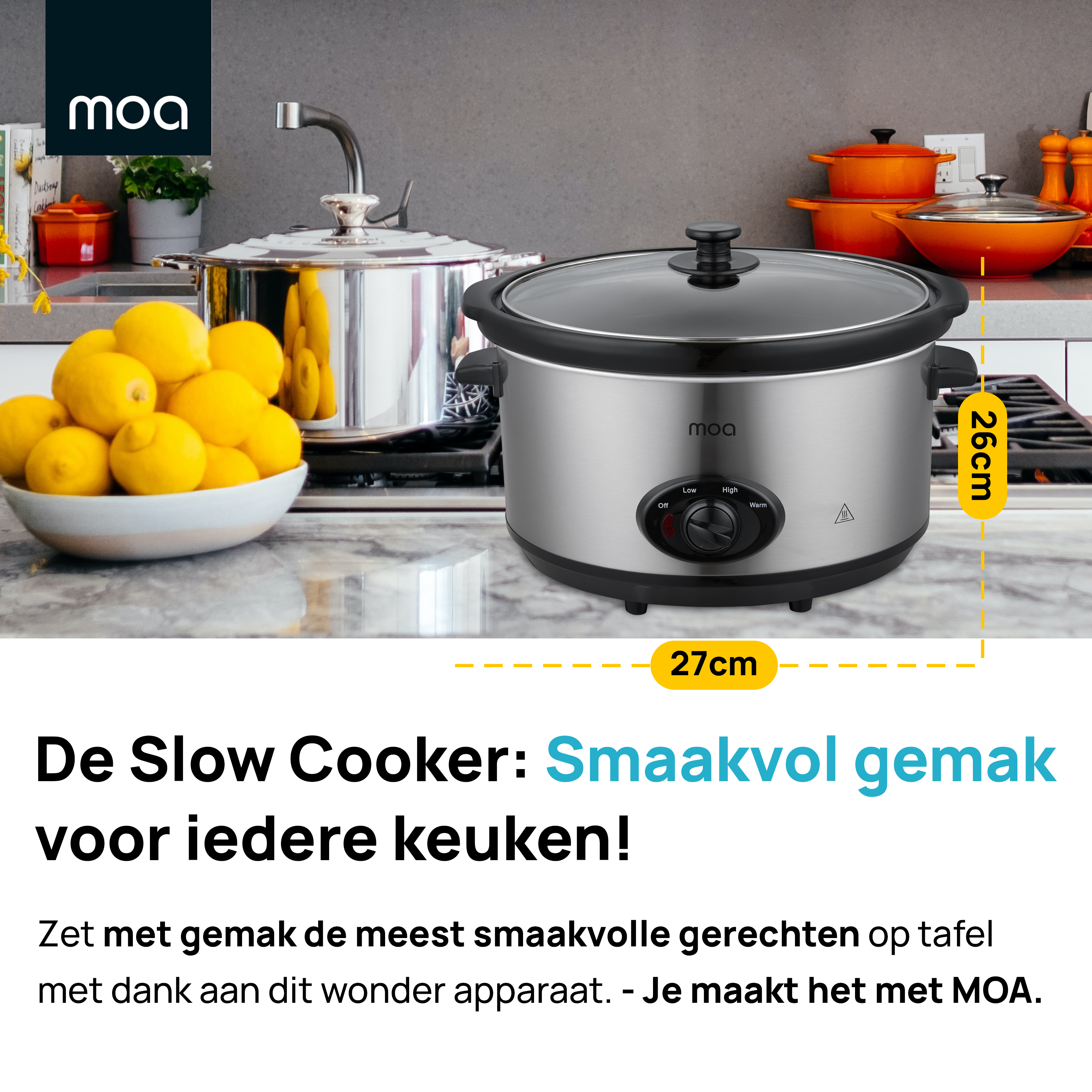 Zilveren slowcooker met glazen deksel, citroenen in een kom, oranje potten en een keukenomgeving.