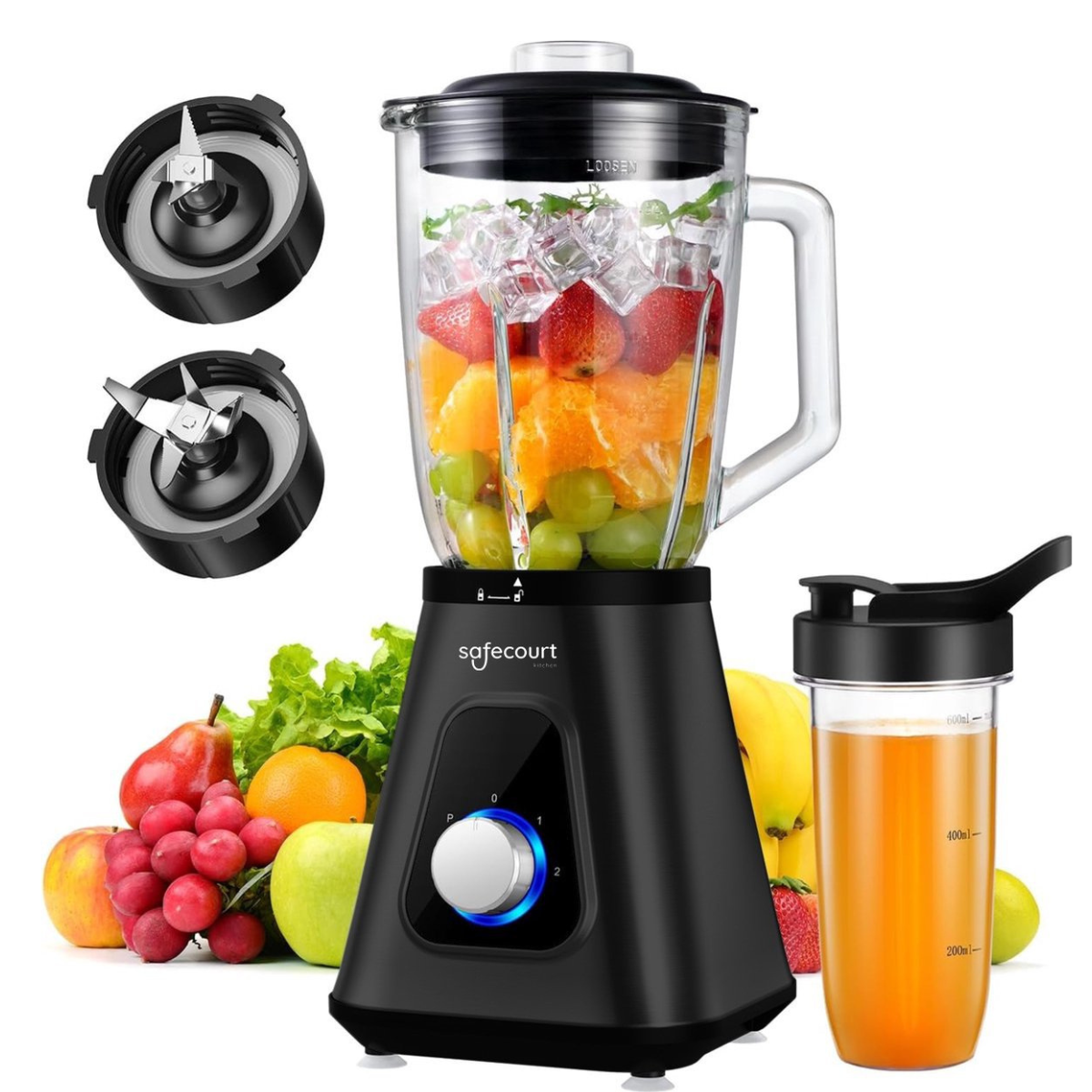 Zwarte blender met fruit, ijs en een smoothiebeker.