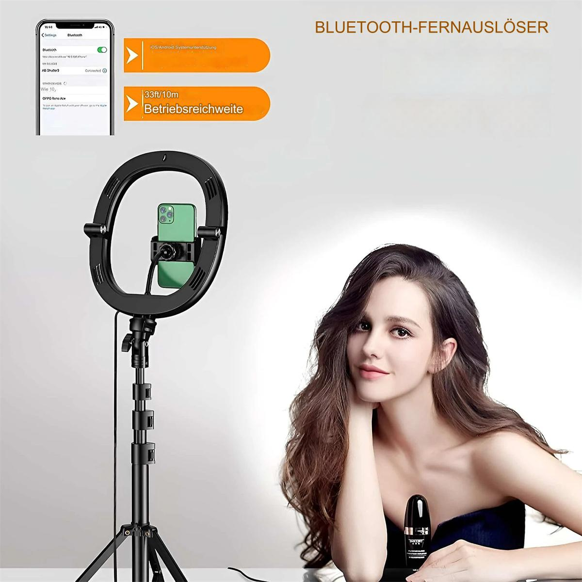 Eine Frau sitzt neben einem Ringlicht mit einem Telefon und einem Smartphone. Sie hält ein Produkt.