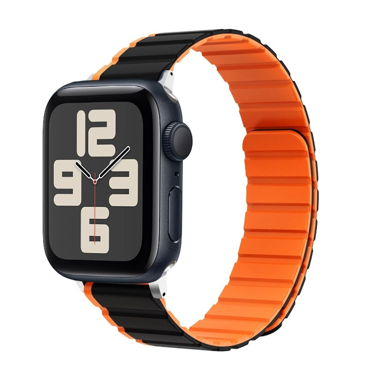 Eine schwarze Apple Watch mit schwarzem und orangefarbenem Armband, auf weißem Hintergrund.