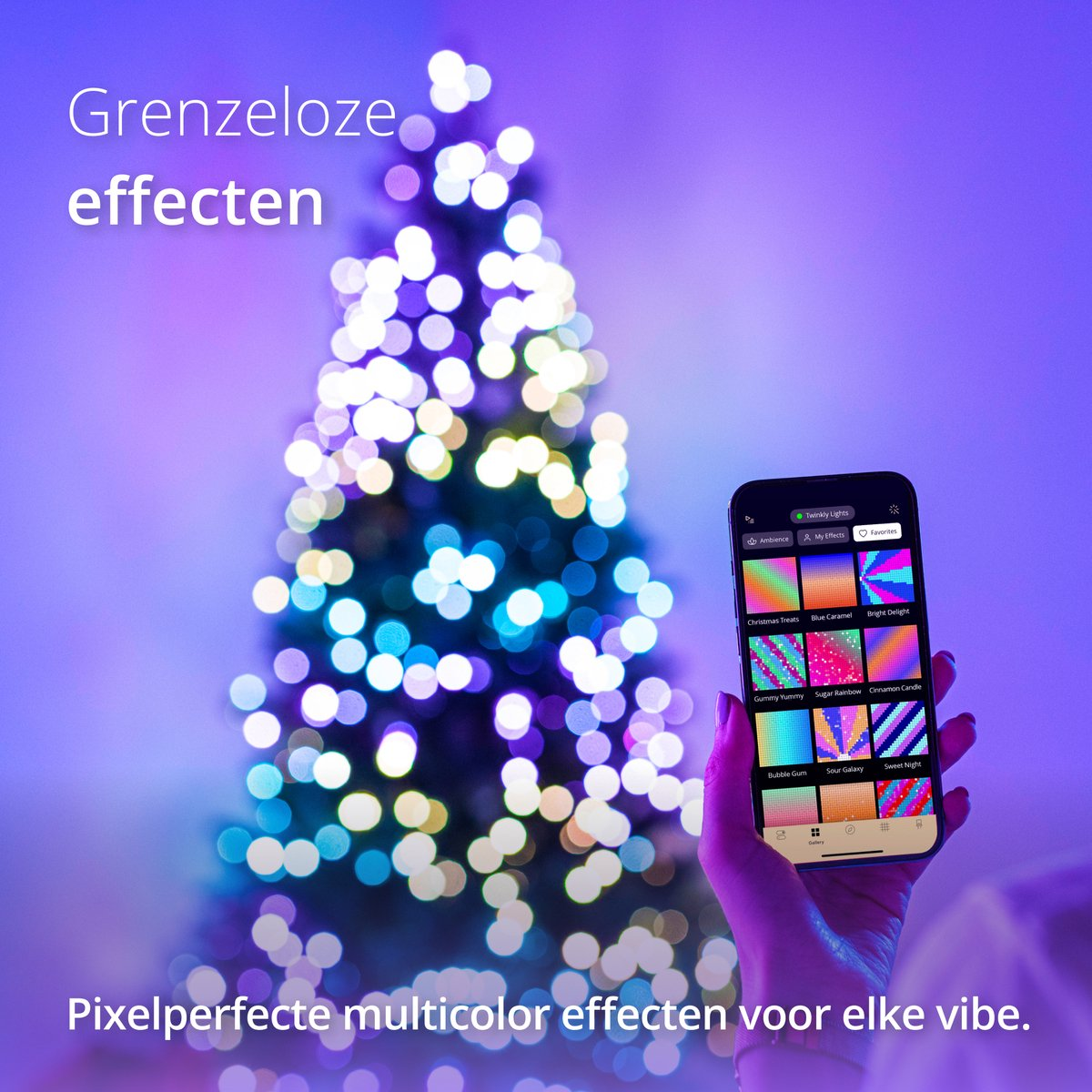 Ręka trzymająca telefon, kontrolująca choinkę z kolorowymi światłami. Drzewo jest w tle.