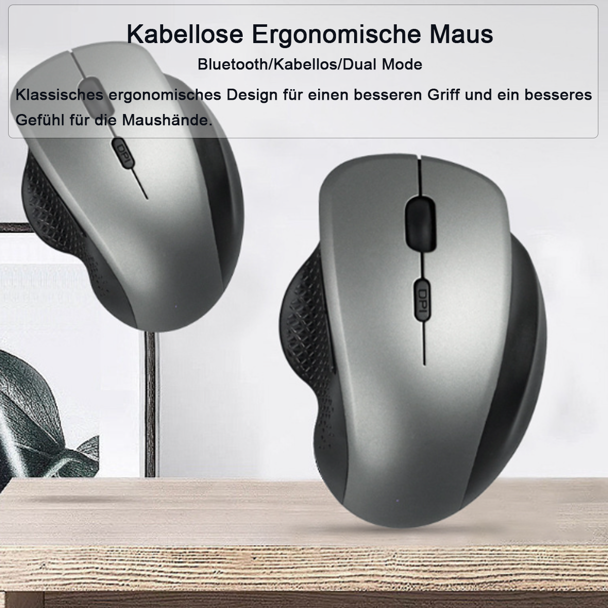 Zwei ergonomische, kabellose Computermäuse in Grau auf einer Holzoberfläche.