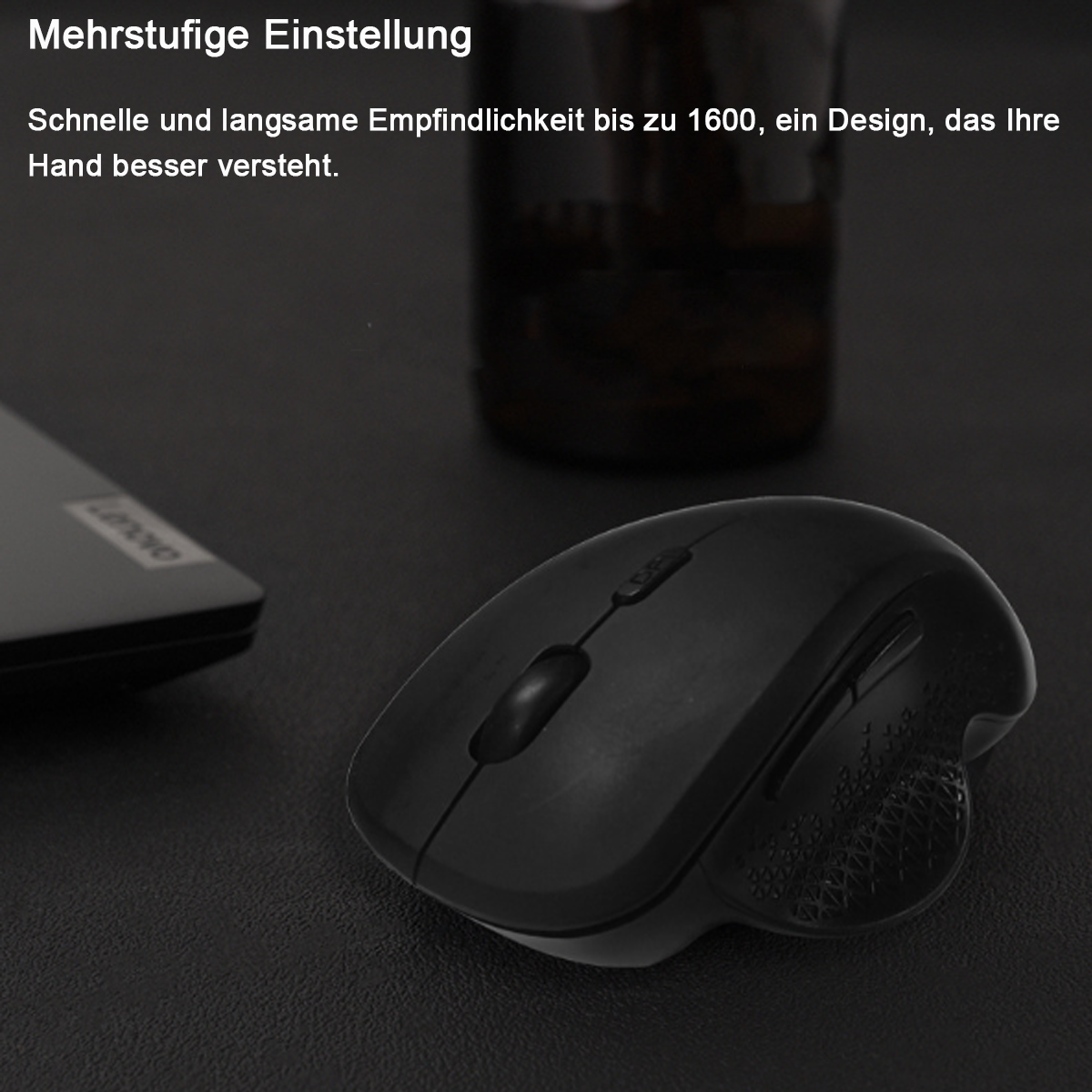 Schwarze kabellose Maus auf schwarzer Oberfläche, mit Laptop im Hintergrund. Der Text handelt von Einstellungen.