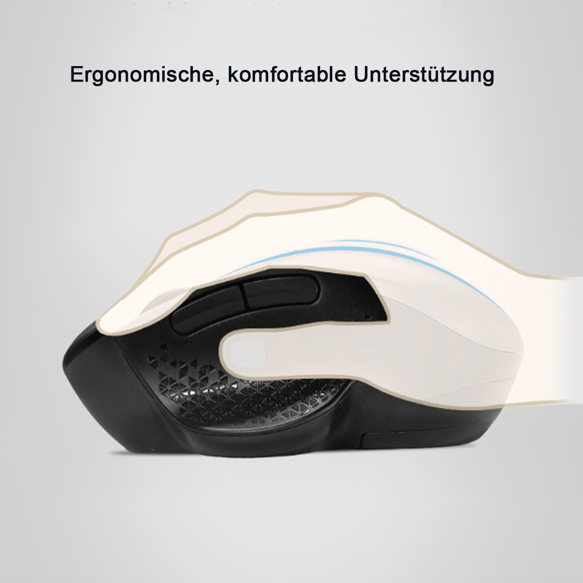 Hand hält eine schwarze ergonomische Maus. Hellgrauer Hintergrund.