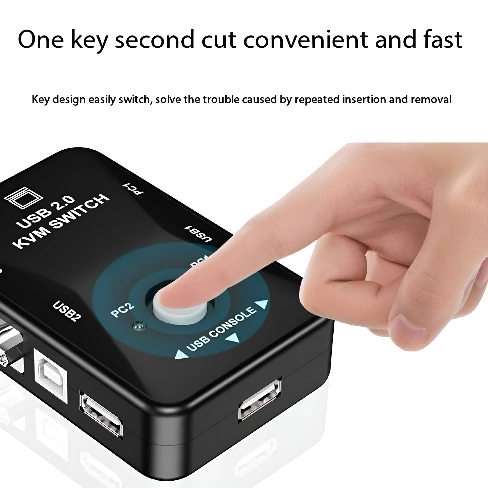 Eine Hand drückt eine Taste auf einem schwarzen USB-KVM-Switch mit mehreren Anschlüssen.