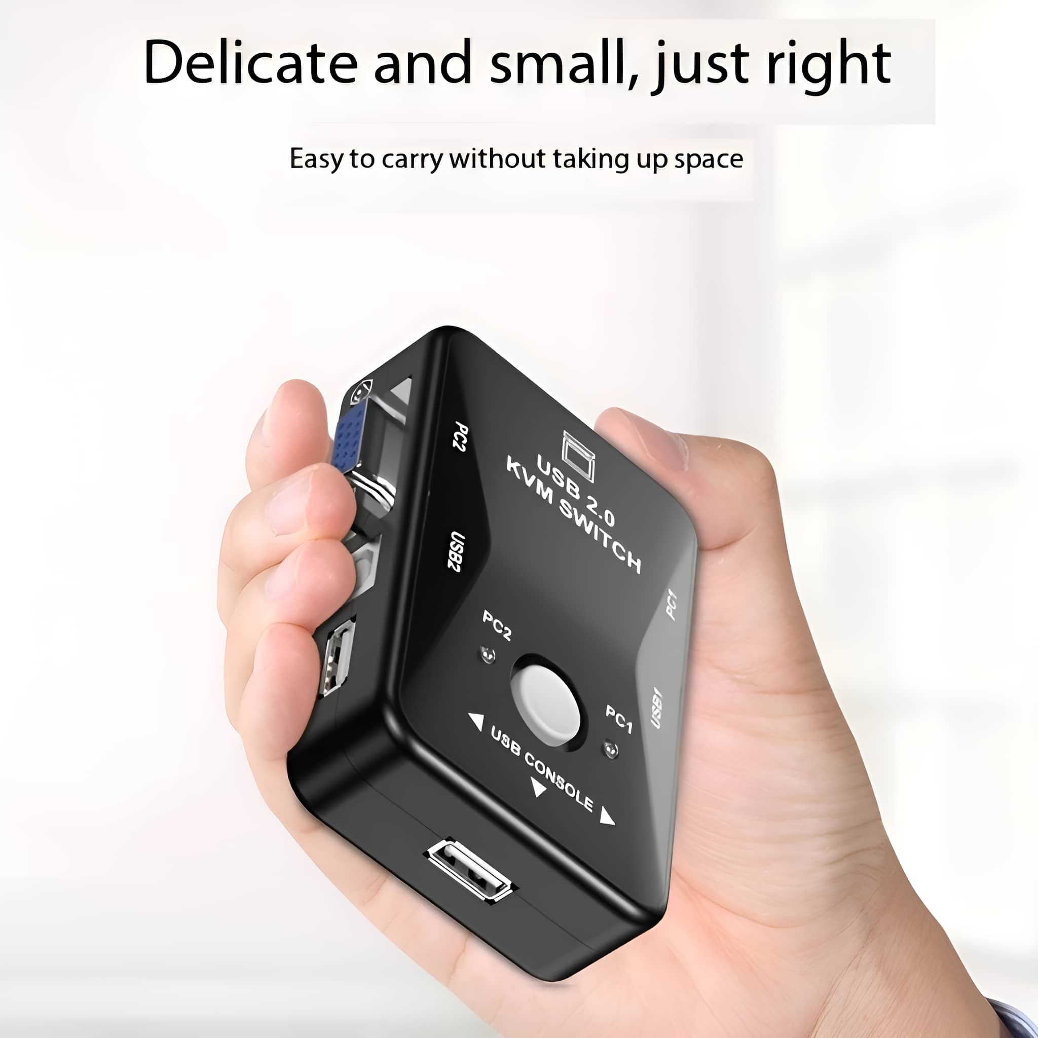 Ein schwarzer KVM-Switch wird von einer Hand gehalten. Er hat USB-Anschlüsse und Konsoleneingänge.