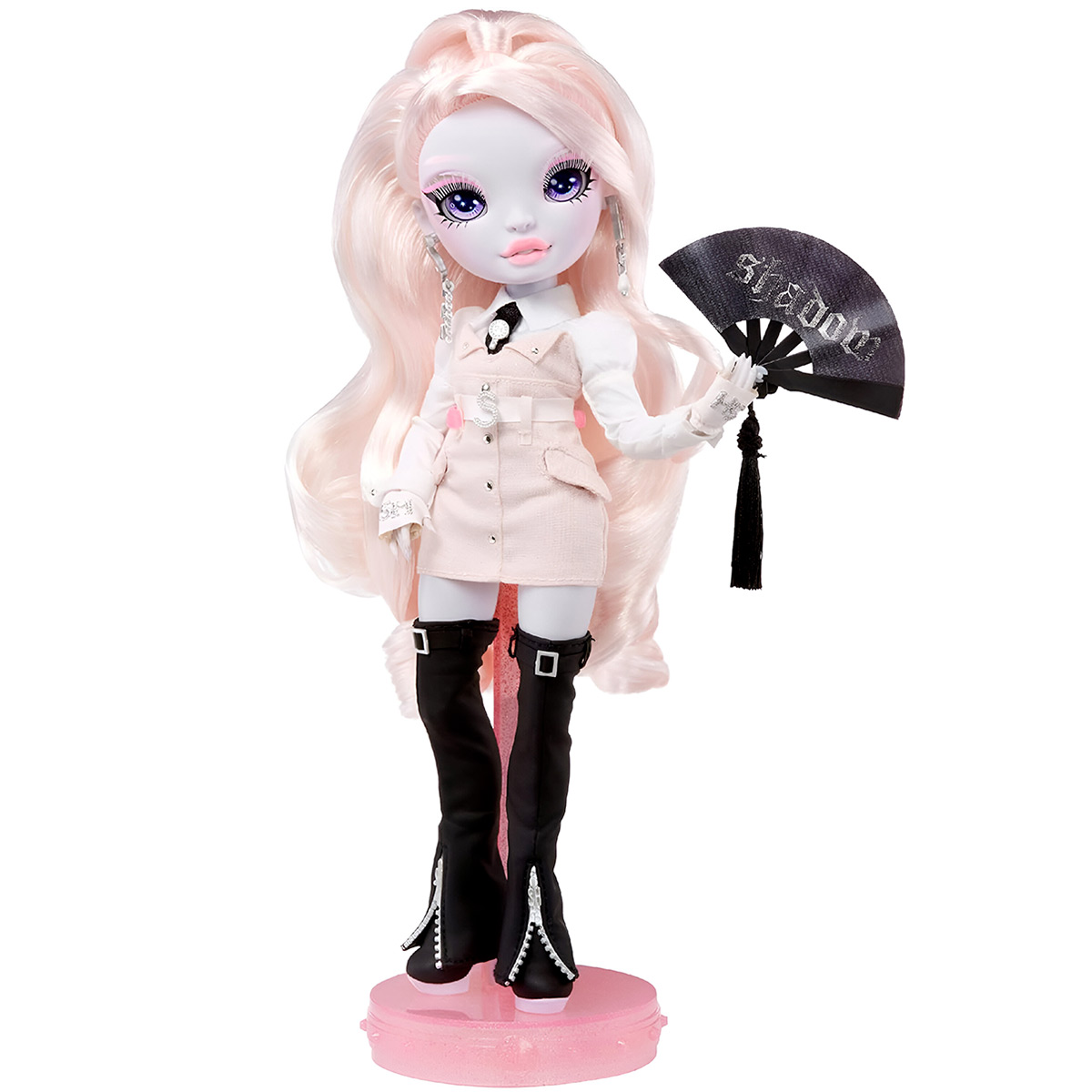Lalka o bladej skórze, jasnoróżowych włosach, różowej sukience, czarnych butach i czarnym wachlarzu.
