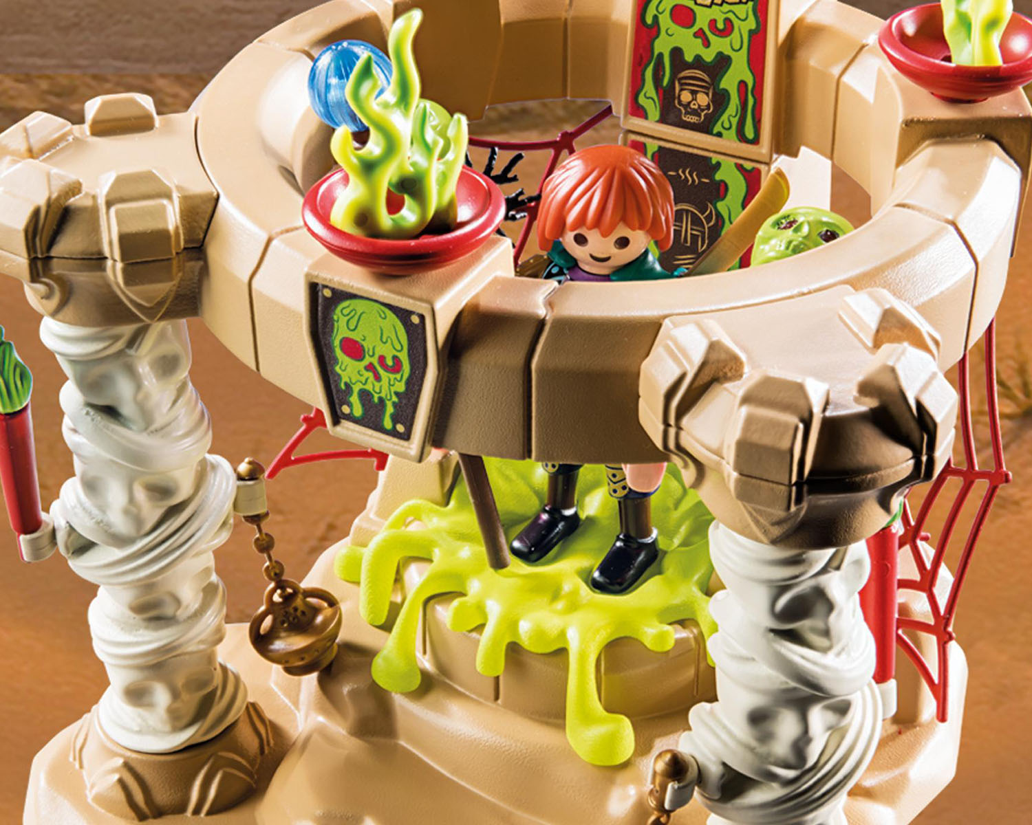 Playmobil-Szene eines Spukturms mit Figuren, Schleim und gruseliger Dekoration.