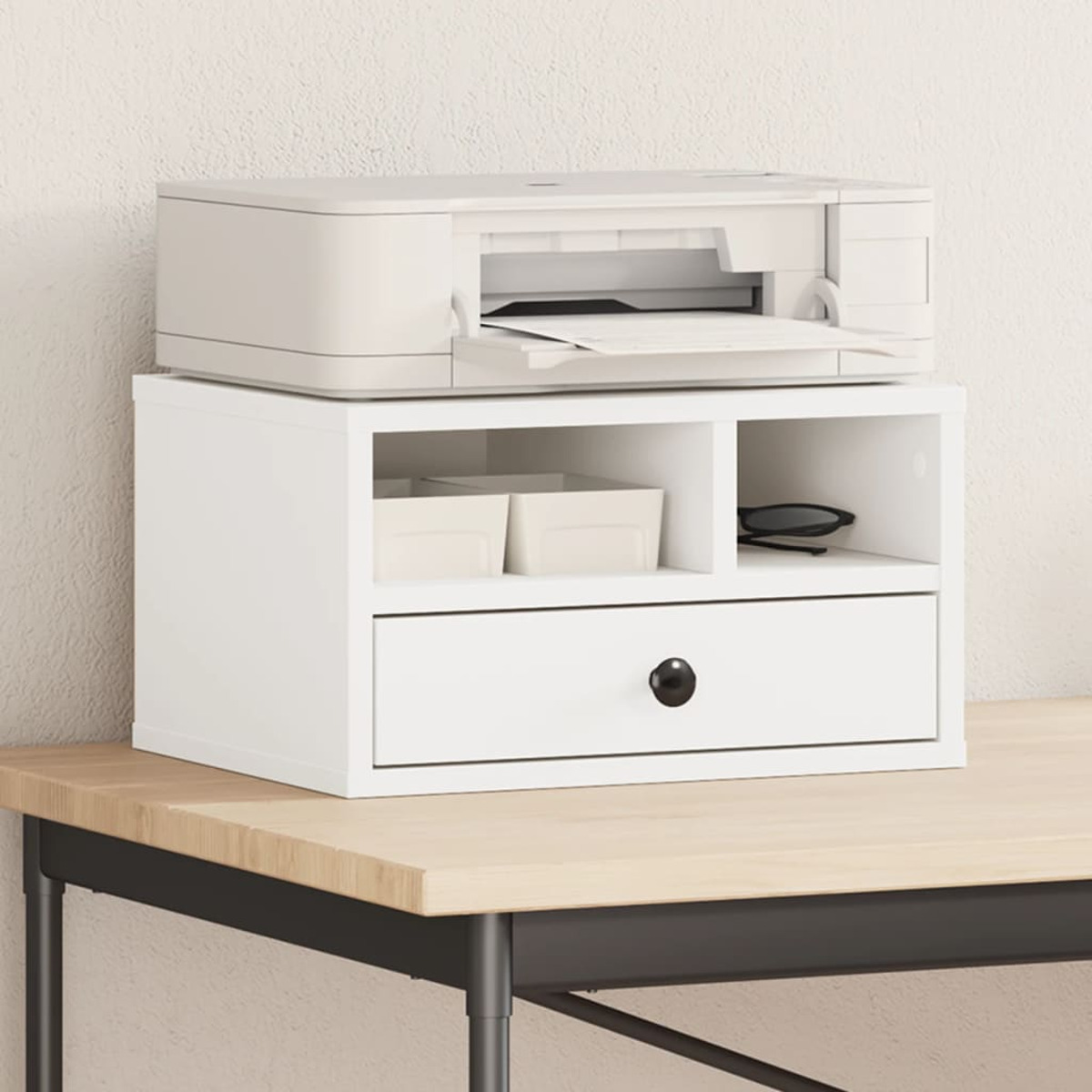 Ein weißer Schrank mit Drucker, Schubladen und Fächern auf einem Holzschreibtisch.