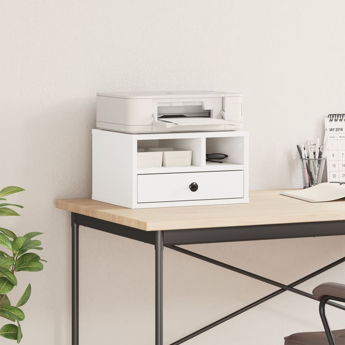 Ein weißer Schreibtisch-Organizer mit Schublade und einem Drucker oben. Hintergrund ist eine beige Wand.