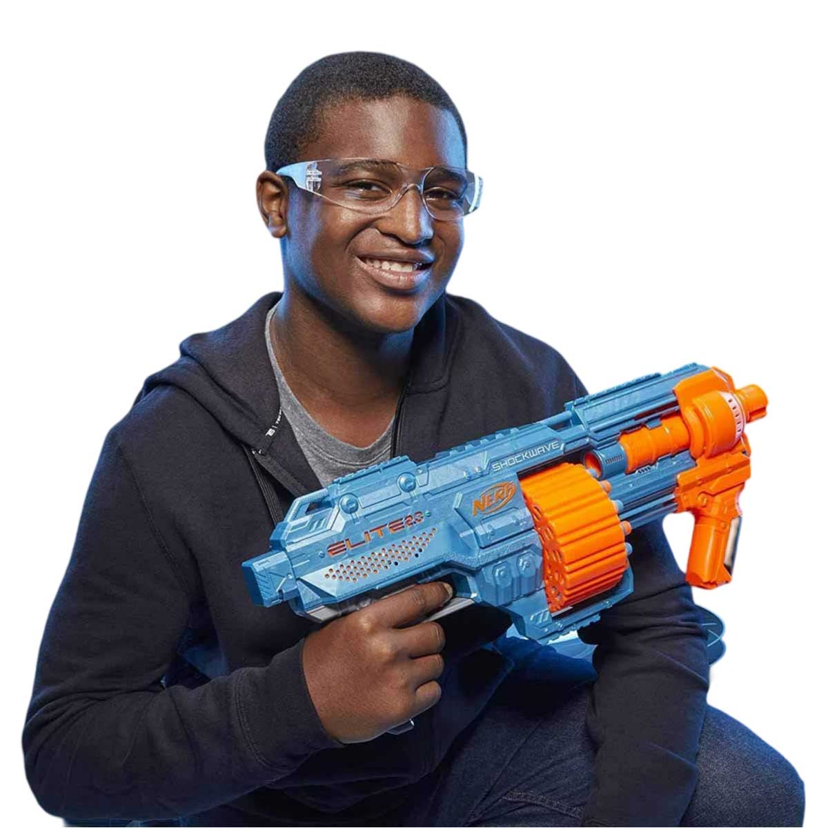 Chłopak trzymający pistolet Nerf Shockwave.