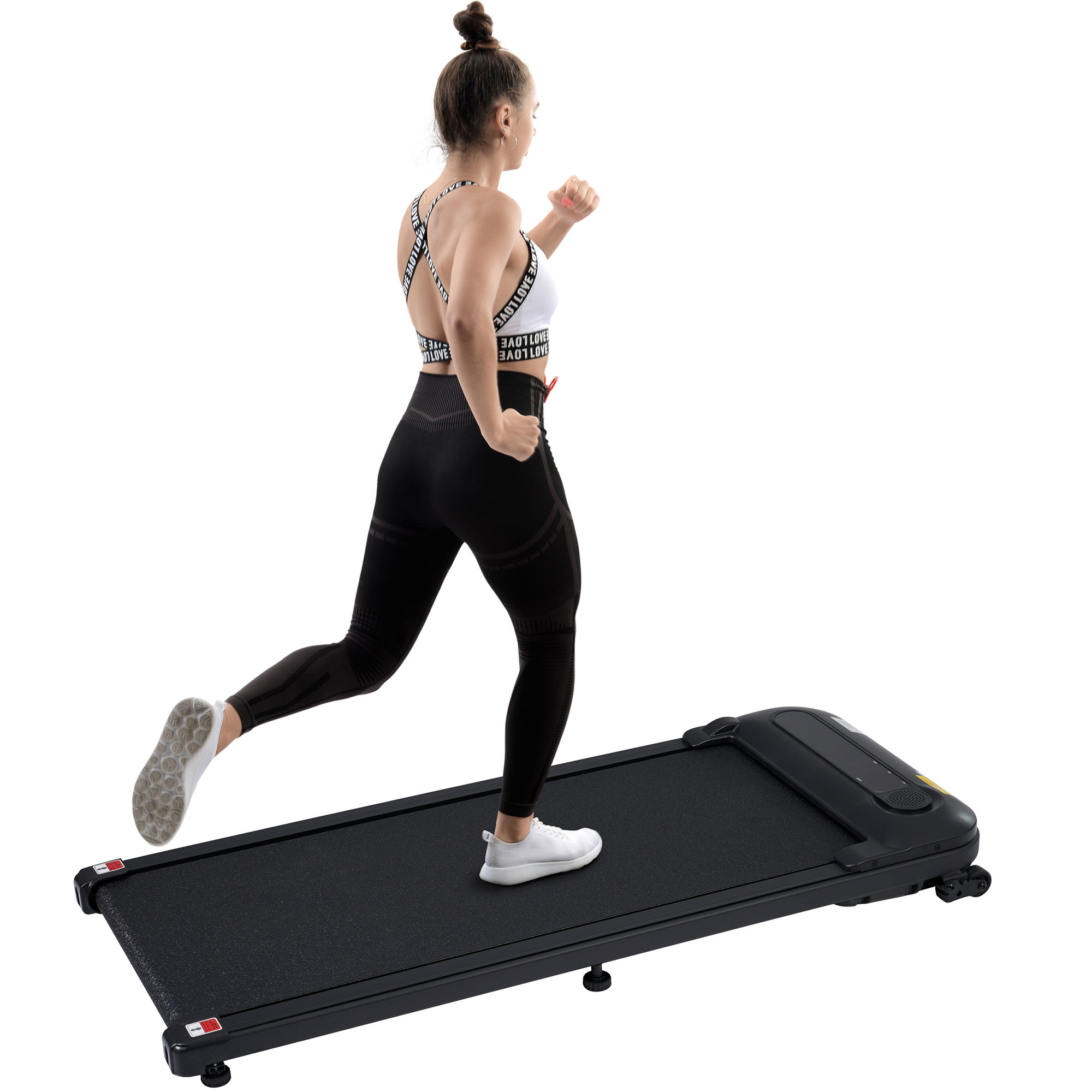 Frau läuft auf einem Laufband. Sie trägt ein weißes Oberteil und schwarze Leggings.