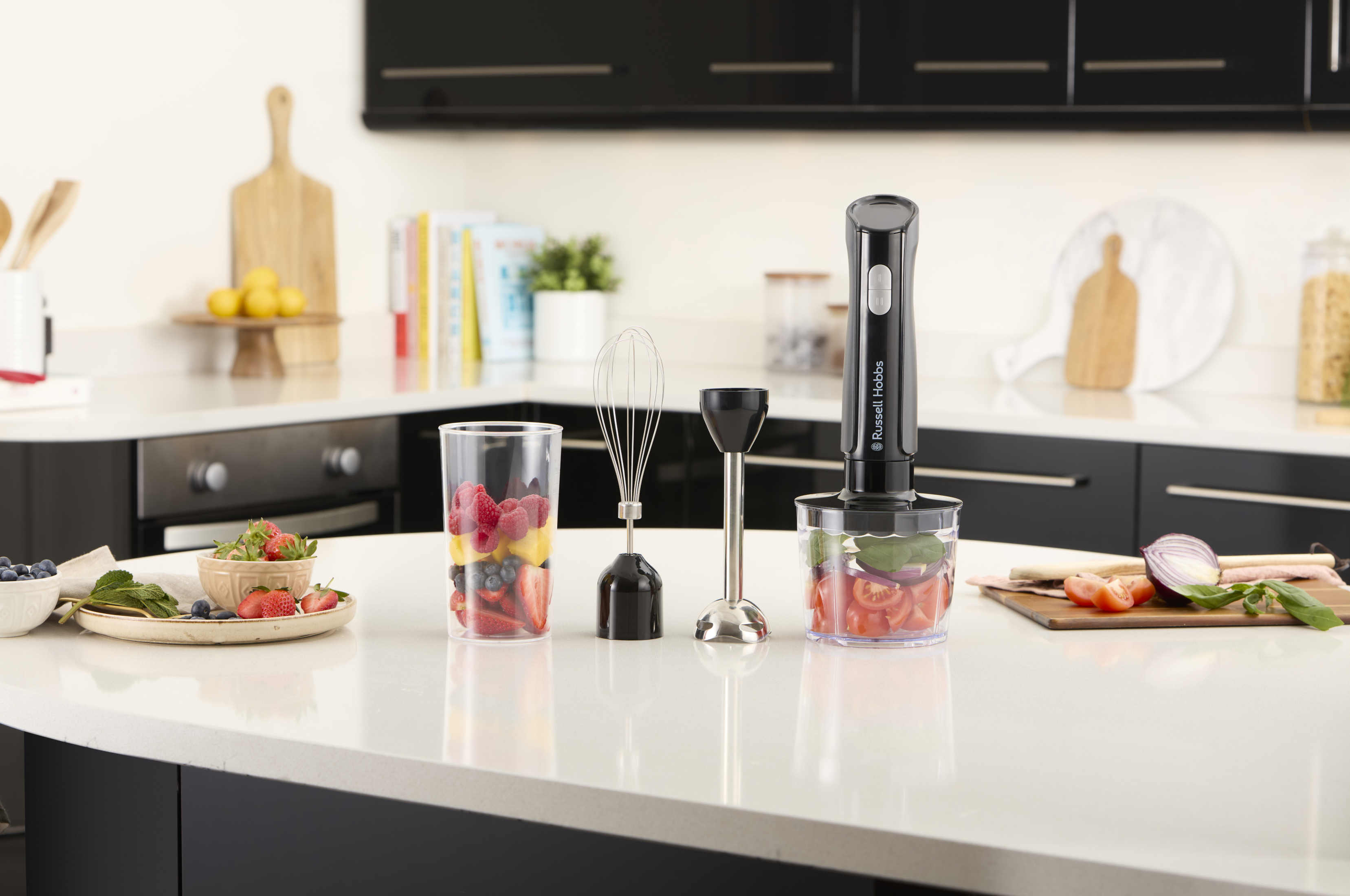 Blender zanurzeniowy z akcesoriami. Akcesoria obejmują trzepaczkę i miskę do siekania.