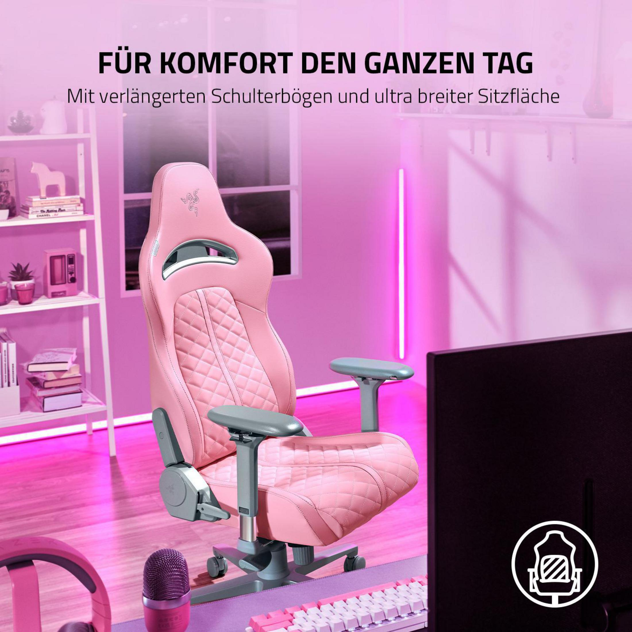 Rosa Gaming-Stuhl in einem Raum mit Mikrofon und Tastatur.