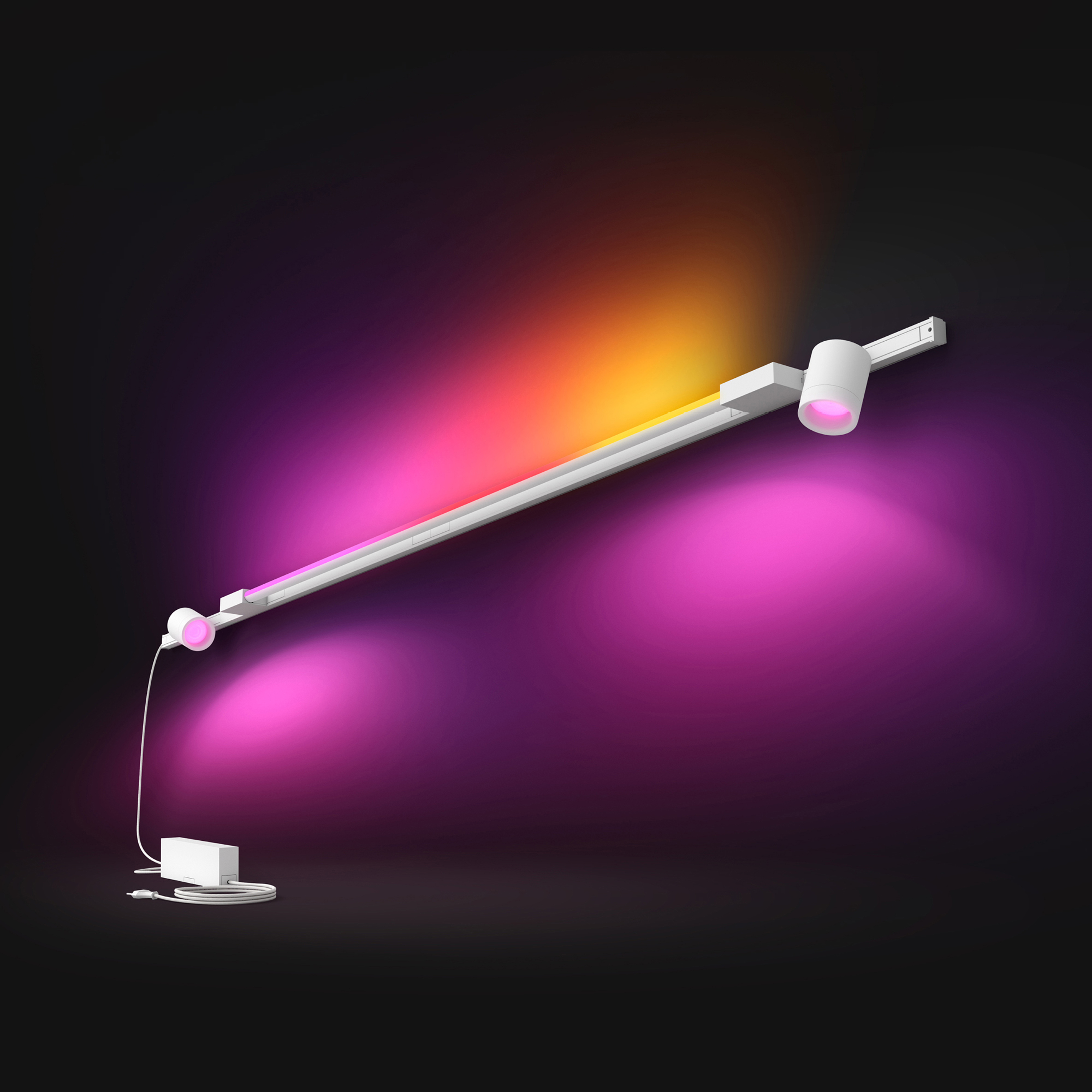 Una lámpara moderna con haces de luz de colores sobre un fondo morado oscuro.
